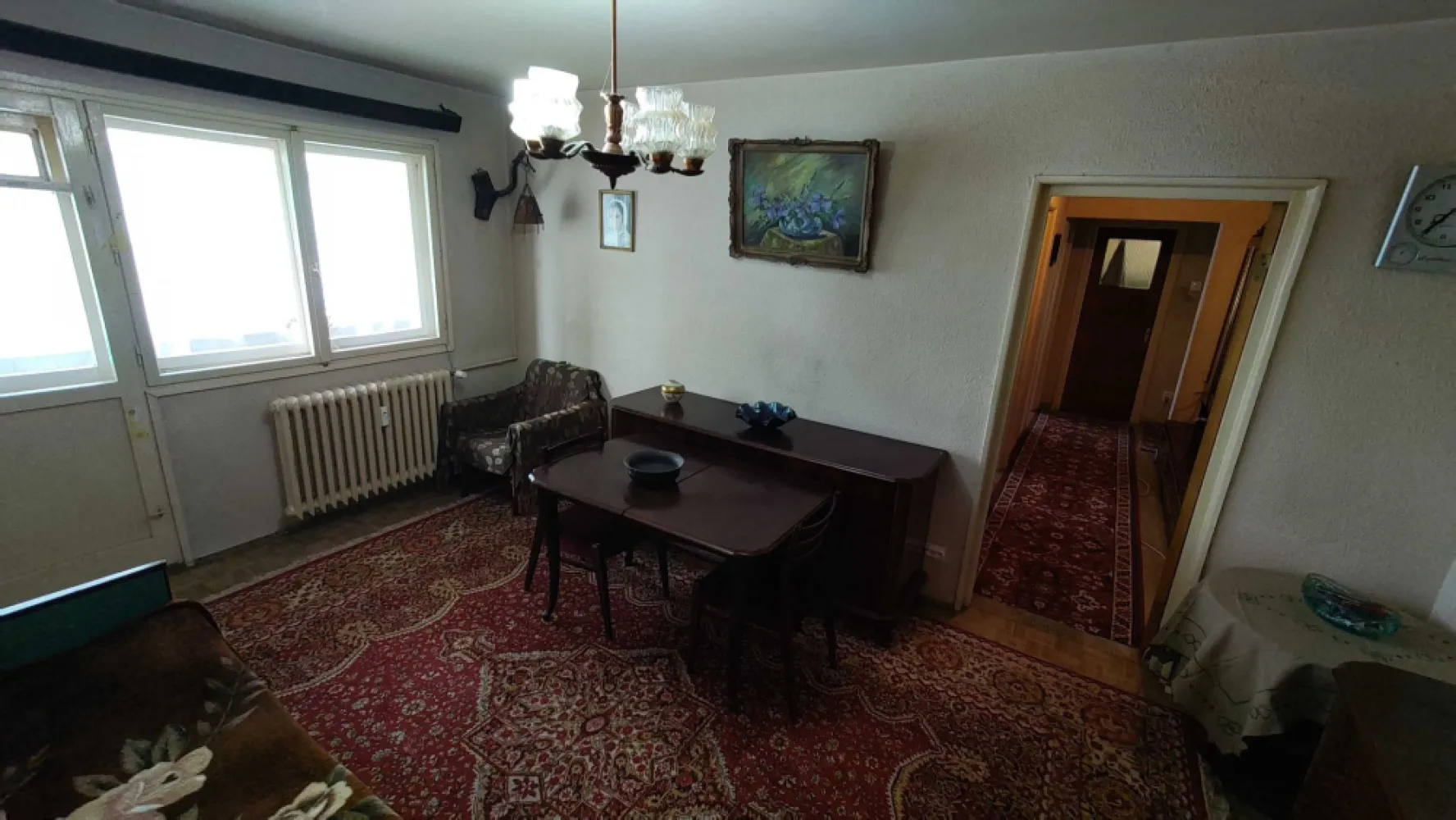 Apartament 4 camere Berceni Emil Racovita de vanzare - artament cu 4 camere de vanzare Berceni -Emil Racovita-in apropierea stiilor de metrou Piata Sudului si Aparatori! Situat la parter intr-un bloc cu 4 etaje edificat in anul 1971. Bloc fara risc seismic construit din diafragme de beton armat si anumiti pereti de caramida. Apartament semidecomandat cu 3 dormitoare + camera de zi + 2 bai + debara + balcon foarte mare, cca 7,5 mp. Sectorul 4 este probabil cel mai ingrijit si frumos din oras. Cartier curat cu multe spatii verzi, locuri de joaca pentru copii si parcari de resedinta amenajate. Parcurile Tineretului, Carol, Oraselul Copiilor,Lumea Copiilor, Parcul Natural Vacaresti sunt locuri in care puteti petrece timp singuri sau cu copiii. Recent a fost finalizat patinoarul Berceni Arena. Scoli, gradinite, crese, magazine, centre comerciale in apropiere. Acces usor catre centrul orasului cu metroul si transportul public de suprafata ( sau cca 10 minute cu autoturismul). Locatia este pe traseul mijloacelor de transport in comun STB(statie la cca 2 minute) si in apropierea a doua statii de metrou (cca 8-10 minute de mers pe jos). Pe Autostrada A0 (noua centura a Bucurestiului) se poate ajunge practic in orice zona a orasului. Pentru vizionare sunati agentul imobiliar la tel nr. 07******27 Apartament curat, fara modificari interioare,fara imbunatatiri, nelocuit, disponibil imediat! Pret 107.000 euro Oferta prezentata de agentie imobiliara. Comision cumparare 3%