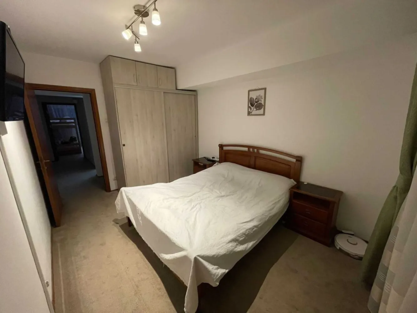 Vand aprtament 4 camere, Bucuresti sector 2 - Vand apartament 4 cam, sos Pantelimon cu suprafata totala de 100 mp. Apartamentul este situat la etajul 10/12 Are 2 balcoane, 2 grupuri sanitare, 3 dormitoare, sufragerie si bucatarie Blocul este reabilitat termic si are centrala de bloc Apartamentul se poate si inchiria la pretul de 600 euro