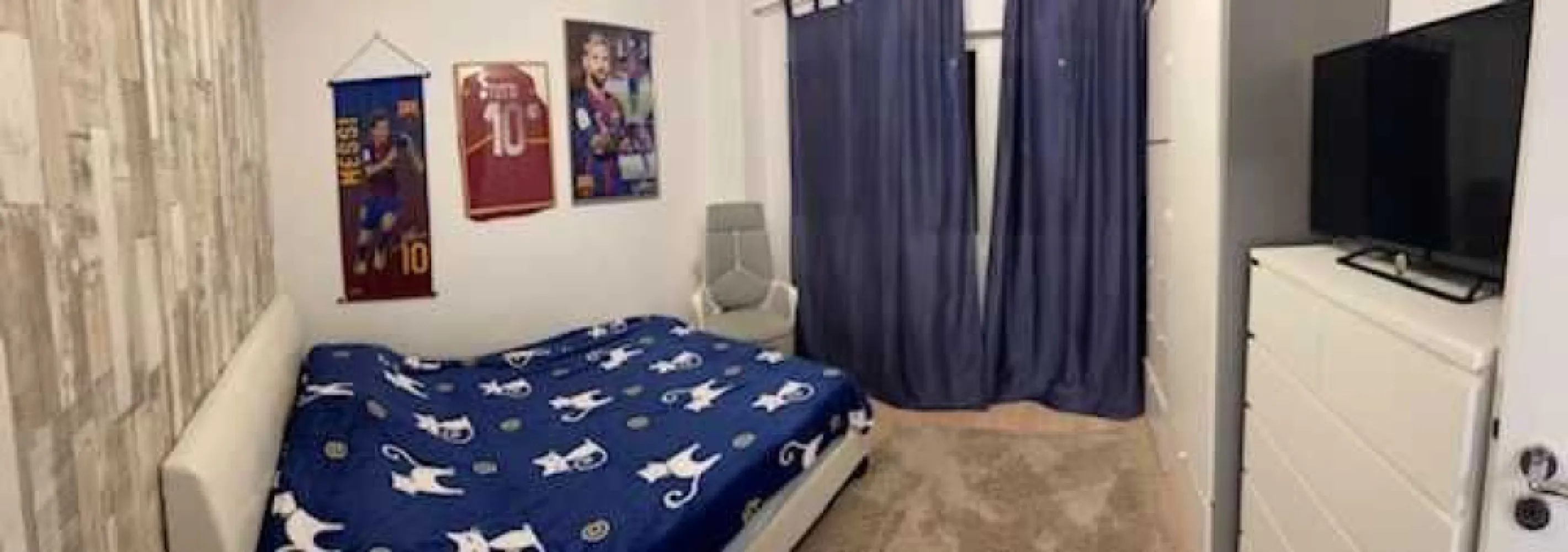 Apartament 4 camere Colentina - Apartament cu 4 camere, decomandat, situat la etajul 6 din 8, in zona linistita langa stadionul Daco-Getica. Apartamentul este renovat complet, cu finisaje de lux si se vinde complet utilat si mobilat. Bucataria este utilata cu electrocasnice Franke si cu masina de spalat vase. Mobila din casa este exclusiv Mobexert. Apartamentul are 2 balcoane mari, mobilate cu spatii de depozitare, sifoniere facute pe comanda. Pretul este 150.000 euro.