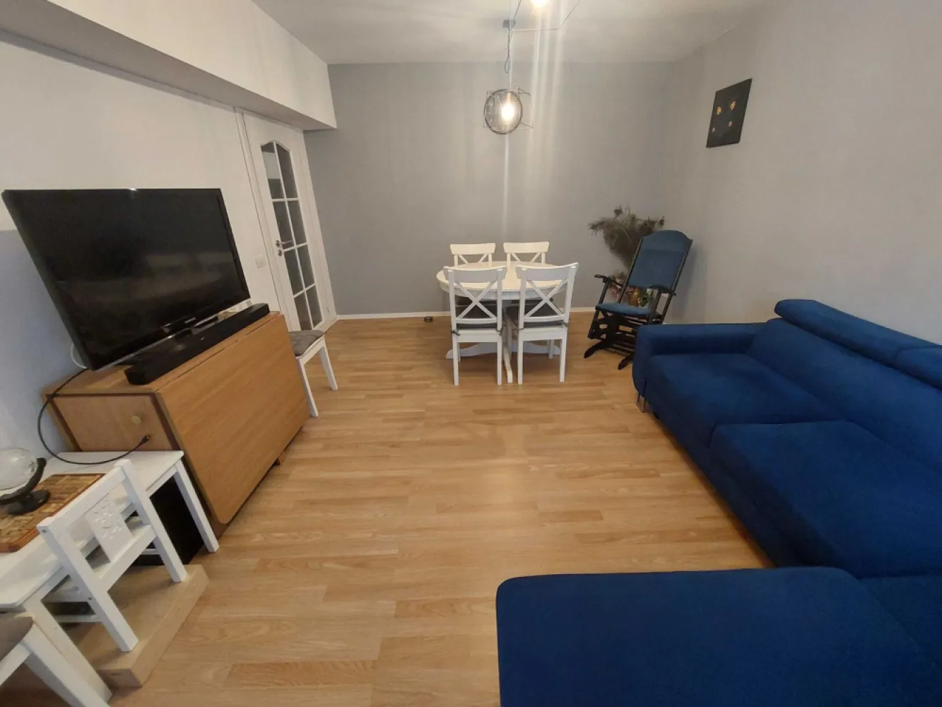 Apartament 4 camere Ion Mihalache, Piata 1 Mai, Domenii, Turda - Apartament cu 4 camere, decomandat, Suprafata utila 87mp, Suprafata totala cu cele 3 balcoane 107 mp, situat la etajul 2 al unui bloc cu regim de inaltime P+10E, amplasat in apropierea Scolii Generale Pia Bratianu, Piata 1 Mai. Acces rapid la mijloacele de transport in comun (metrou Aviatorilo si Piata Victoriei – 15 min de mers, autobuz, tramvai Bd. Ion Mihalache si Turda (linia 41)). Magazine in imediata proximitate (Mega Image Mihalache (la parter) si Piata 1 Mai, Shop&Go;, magazine alimentare, Piata 1 Mai, farmacii (inclusiv non-stop), banci, spitale, clinici private si medicina de familie, notariate). Apartamentul dispune de 3 dormitoare, un living, 1 baie, 1 wc, 1 logie (a 5 a camera, ce poate fi utilizata ca birou, spatiu de recreere), 2 balcoane, bucatarie complet mobilata si utilata, multiple spatii de depozitare/dressing. Apartamentul este renovat, mobilat si utilat (conform unui proiect de amenajare interioara realizat de catre un arhitect). Parcurile sunt si ele in apropiere: Parcul Kiseleff, Herastrau, Regina Maria. Toate actele sunt pregatite pentru vanzare. Ion Mihalache, Turda, 1 Mai, Piata 1 Mai, Kiseleff. Pentru detalii suplimentare asteptam sa ne contactati! Caracteristici privind perfomanta energetica: Nota energetica 92.49 - clasa energetică: B; - consumul anual specific de energie: 175.31; - indicele de emisii echivalent CO_2: 40.61; - consum total specific de energie din surse regenerabile: 0