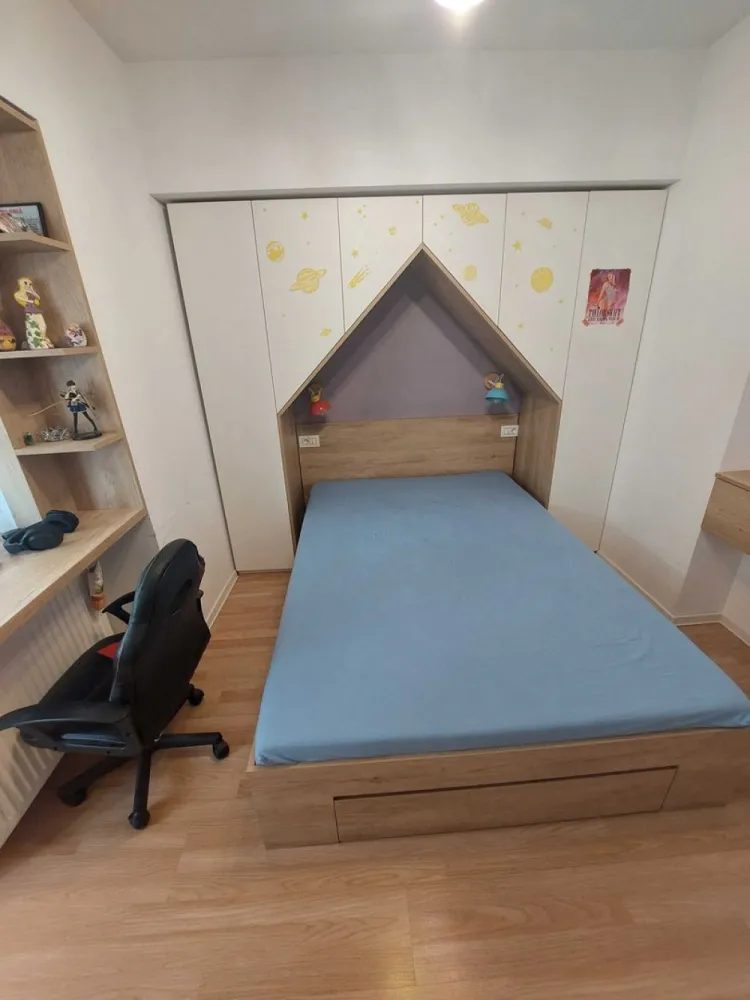Apartament 4 camere Ion Mihalache, Piata 1 Mai, Domenii, Turda - Apartament cu 4 camere, decomandat, Suprafata utila 87mp, Suprafata totala cu cele 3 balcoane 107 mp, situat la etajul 2 al unui bloc cu regim de inaltime P+10E, amplasat in apropierea Scolii Generale Pia Bratianu, Piata 1 Mai. Acces rapid la mijloacele de transport in comun (metrou Aviatorilo si Piata Victoriei – 15 min de mers, autobuz, tramvai Bd. Ion Mihalache si Turda (linia 41)). Magazine in imediata proximitate (Mega Image Mihalache (la parter) si Piata 1 Mai, Shop&Go;, magazine alimentare, Piata 1 Mai, farmacii (inclusiv non-stop), banci, spitale, clinici private si medicina de familie, notariate). Apartamentul dispune de 3 dormitoare, un living, 1 baie, 1 wc, 1 logie (a 5 a camera, ce poate fi utilizata ca birou, spatiu de recreere), 2 balcoane, bucatarie complet mobilata si utilata, multiple spatii de depozitare/dressing. Apartamentul este renovat, mobilat si utilat (conform unui proiect de amenajare interioara realizat de catre un arhitect). Parcurile sunt si ele in apropiere: Parcul Kiseleff, Herastrau, Regina Maria. Toate actele sunt pregatite pentru vanzare. Ion Mihalache, Turda, 1 Mai, Piata 1 Mai, Kiseleff. Pentru detalii suplimentare asteptam sa ne contactati! Caracteristici privind perfomanta energetica: Nota energetica 92.49 - clasa energetică: B; - consumul anual specific de energie: 175.31; - indicele de emisii echivalent CO_2: 40.61; - consum total specific de energie din surse regenerabile: 0