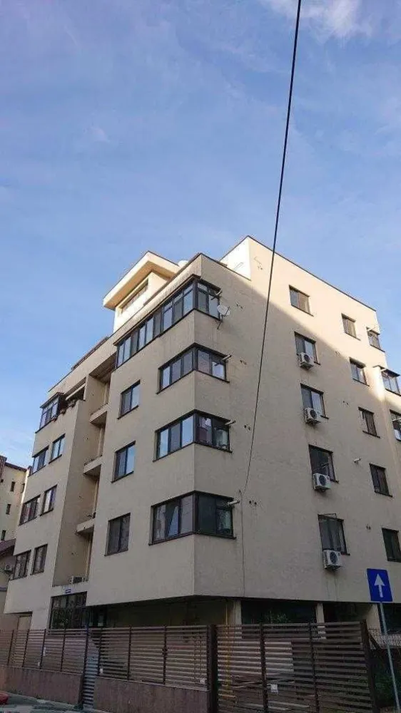 Apartament 5 camere 13 Septembrie - - bloc 2009 Str. Baltaretului nr.27 - living 37,7 mp, bucatarie, 4 dormitoare, 3 bai, dressing, logie si terasa - suprafata totala 147,15 mp - apartament 122,27 mp - terasa 22,45 mp - logie 2,45 mp - apartamentul are toate utilitati si se vinde nemobilat - va rugam sa cereti detalii doar prin telefon, nu raspundem la mesaje - exclus agentii, site-uri de promovare sau schimburi! - proprietar persoana fizica