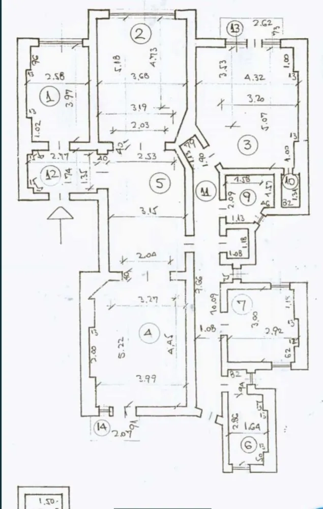 Apartament 5 camere + /proprietar - Calea Mosilor / adiacent - Vând apartament de 5 camere. Zona Calea Moșilor, str Corbeni (restaurant Burebista). Apartamentul se afla într-o clădire din 1937, la etajul 2 din3 + mansarda, câte un apartament pe etaj. Curte interioara folosibila. Suprafața totala a apartamentului este de 125 mp, cu o boxa inclusa suprafața totala este de 132 mp. Boxa se află la subsolul clădirii. Camerele au o înălțime de 3,30 m.. Are 2 balcoane, câte unul pe fiecare parte a clădirii. Are 2 intrări, 2 bai, 5 camere, 2 debarale, spațiu de depozitare la subsol. Apartamentul este contorizat individual la toate utilitățile, cu centrala proprie. Clădirea nu are lift. Pentru alte detalii puteți suna sau mesaj olx sau sms... Apartamentul necesita renovare, fațada și structura balconului frontal a fost refăcută / reconstruita. Nu doresc colaborare cu agenții in vederea plătiți de comisioane.