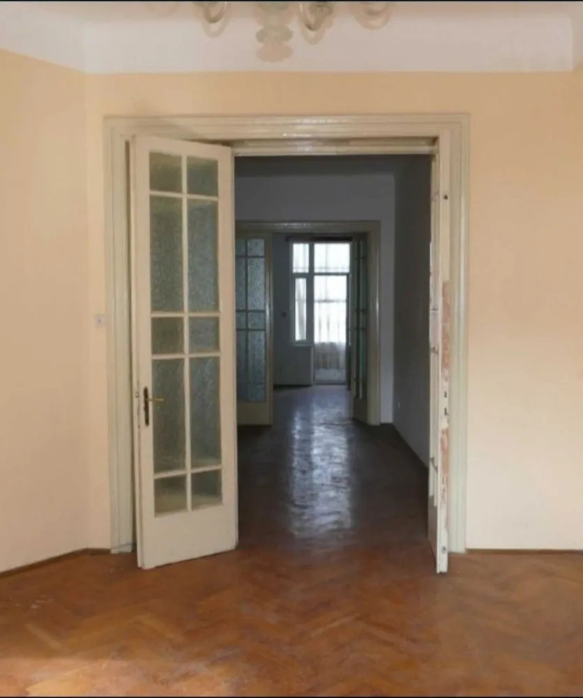 Apartament 5 camere + /proprietar - Calea Mosilor / adiacent - Vând apartament de 5 camere. Zona Calea Moșilor, str Corbeni (restaurant Burebista). Apartamentul se afla într-o clădire din 1937, la etajul 2 din3 + mansarda, câte un apartament pe etaj. Curte interioara folosibila. Suprafața totala a apartamentului este de 125 mp, cu o boxa inclusa suprafața totala este de 132 mp. Boxa se află la subsolul clădirii. Camerele au o înălțime de 3,30 m.. Are 2 balcoane, câte unul pe fiecare parte a clădirii. Are 2 intrări, 2 bai, 5 camere, 2 debarale, spațiu de depozitare la subsol. Apartamentul este contorizat individual la toate utilitățile, cu centrala proprie. Clădirea nu are lift. Pentru alte detalii puteți suna sau mesaj olx sau sms... Apartamentul necesita renovare, fațada și structura balconului frontal a fost refăcută / reconstruita. Nu doresc colaborare cu agenții in vederea plătiți de comisioane.