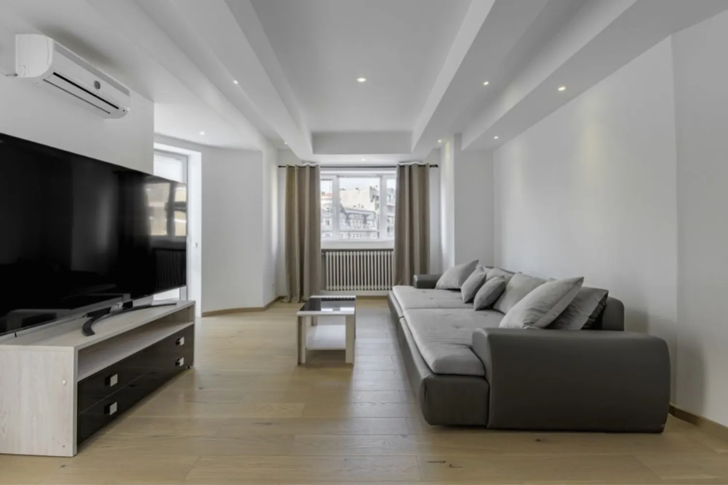 De vanzare apartament stradal Bd. Magheru - Direct proprietar, vand apartament 5 camere recent renovat si mobilat, situat chiar pe bulevardul Magheru, cu vedere direct spre bulevard. Acesta este compus din 4 camere (3 dormitoare + living cu zona de dining) , hol, baie, bucatarie, o toaleta de serviciu si 4 balcoane. Apartamentul are o suprafata totala de 129 mp, o compartimentare bine gandita, complet decomandat, cu intrare separata din hol in toate celelalte camere, etaj 5/8, 2 apartamente pe nivel. Camerele au o intaltime de aproximativ 3 metri, cu multa lumina naturala. Apartamentul dispune de centrala termica pe gaz si 5 aere conditionate. Bucataria este mobilata (mobila la comanda) si utilata cu frigider, cuptor, plita etc. Grup sanitar utilat si renovat modern, iar instalatiile electrice si sanitare au fost schimbate. De mentionat este si faptul ca blocul are risc seismic clasa 1. Situat la 1 minut distanta de Metrou Piata Romana, in zona 0 a orasului Bucuresti, pozitie ultracentrala, pe o strada care are intrare cu bariera direct din bulevardul Magheru ( fiind ambasada Angliei in vecinatate, aceasta este si o zona bine protejata), acest tip de proprietate este rar intalnita pe piata! Pentru detalii suplimentare si vizionari contactati-ma telefonic.