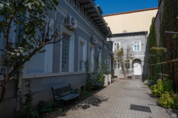 Vând imobil 418 mp locuibil, în zona Casa Poporului locuit sau birouri