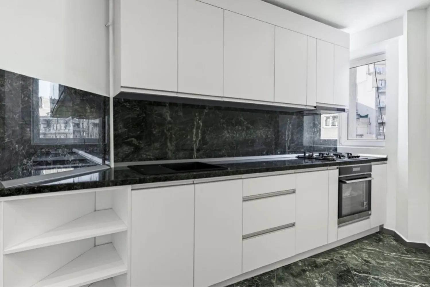 De vanzare apartament stradal Bd. Magheru - Direct proprietar, vand apartament 5 camere recent renovat si mobilat, situat chiar pe bulevardul Magheru, cu vedere direct spre bulevard. Acesta este compus din 4 camere (3 dormitoare + living cu zona de dining) , hol, baie, bucatarie, o toaleta de serviciu si 4 balcoane. Apartamentul are o suprafata totala de 129 mp, o compartimentare bine gandita, complet decomandat, cu intrare separata din hol in toate celelalte camere, etaj 5/8, 2 apartamente pe nivel. Camerele au o intaltime de aproximativ 3 metri, cu multa lumina naturala. Apartamentul dispune de centrala termica pe gaz si 5 aere conditionate. Bucataria este mobilata (mobila la comanda) si utilata cu frigider, cuptor, plita etc. Grup sanitar utilat si renovat modern, iar instalatiile electrice si sanitare au fost schimbate. De mentionat este si faptul ca blocul are risc seismic clasa 1. Situat la 1 minut distanta de Metrou Piata Romana, in zona 0 a orasului Bucuresti, pozitie ultracentrala, pe o strada care are intrare cu bariera direct din bulevardul Magheru ( fiind ambasada Angliei in vecinatate, aceasta este si o zona bine protejata), acest tip de proprietate este rar intalnita pe piata! Pentru detalii suplimentare si vizionari contactati-ma telefonic.