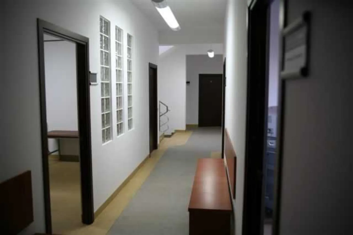 Imobil spatios (P+2) intr-o zona de interes ( Baba Novac - Dristor ) - Imobilul este situat intre Baba Novac si Dristor, in vecinatatea cartierului rezidential New Town Residence si este compus din 14 camere, o receptie, bai pe fiecare etaj, spatii administrative si o terasa de 35,42 mp. In ceea ce priveste incalzirea camerelor aceasta se face prin centrala proprie. Cladirea este desfasurata astfel: • Suprafata teren: 380 mp conform actelor de proprietate (363.13 mp, conform masuratorilor); • Suprafata utila cladire: 443,71 mp (408,71 mp + 35 mp constructie usoara); • Suprafata utila parter: 116,87 mp + 35 mp constructie usoara; • Suprafata utila etaj 1: 148,04 mp; • Suprafata utila etaj 2 cu terasa de 35,42 mp: 143,8 mp ; Pretul de 700.000 euro (1.580 euro/mp) are in vedere si urmatoarele caracteristici: • Amplasarea imobilului intr-o zona cu potential de business dar si intr-o zona buna pentru o resedinta; • Incadrarea imobilului in regimul maxim de inaltime al zonei; • Pretul de constructie pe mp.