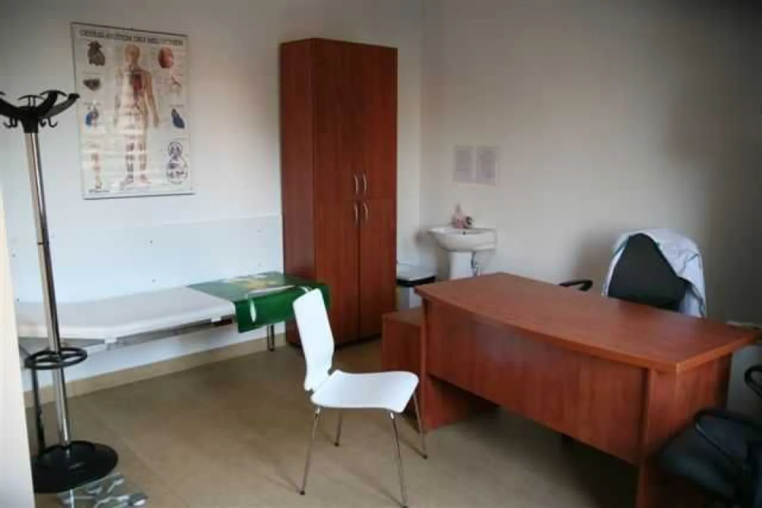Imobil spatios (P+2) intr-o zona de interes ( Baba Novac - Dristor ) - Imobilul este situat intre Baba Novac si Dristor, in vecinatatea cartierului rezidential New Town Residence si este compus din 14 camere, o receptie, bai pe fiecare etaj, spatii administrative si o terasa de 35,42 mp. In ceea ce priveste incalzirea camerelor aceasta se face prin centrala proprie. Cladirea este desfasurata astfel: • Suprafata teren: 380 mp conform actelor de proprietate (363.13 mp, conform masuratorilor); • Suprafata utila cladire: 443,71 mp (408,71 mp + 35 mp constructie usoara); • Suprafata utila parter: 116,87 mp + 35 mp constructie usoara; • Suprafata utila etaj 1: 148,04 mp; • Suprafata utila etaj 2 cu terasa de 35,42 mp: 143,8 mp ; Pretul de 700.000 euro (1.580 euro/mp) are in vedere si urmatoarele caracteristici: • Amplasarea imobilului intr-o zona cu potential de business dar si intr-o zona buna pentru o resedinta; • Incadrarea imobilului in regimul maxim de inaltime al zonei; • Pretul de constructie pe mp.