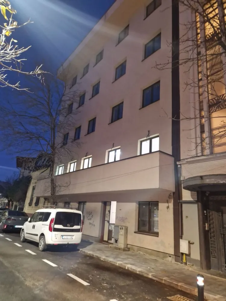 Inchiriez /Vand Spatiu Birouri P+ 5 E , sector 2,Bucurest,Central,lang - Imobil disponibil pentru vanzare sau inchiriere,Spatiu de Birouri in suprafata de 549 mp. Regim de inaltime:P+5E, compartimentate diferit pe fiecare etaj. Spatiu este la gata exterior și la alb avansat în interior. Predarea se poate face imediat. .Utilitati : - curent,apa,gaz,canalizare, internet, Cladire este dotata cu lift Schindler NOU,incalzire cu centrala termica pe fiecare nivel. Cladirea beneficiaza de sistem de aer conditionat,casetat in tavan. Izolat exterior cu polistiren de 10 cm iar la interior cu vata minerala de 10 cm( izolata foarte bine) Grupuri sanitare ( cate 2 pe fiecare nivel) Compartimentarea permite o functionalitate diversa. Predare se face la cheie la exterior și la alb avansat la interior! Pretabil pentru clinica stomatologica, birouri, spatii comerciale, activități sportive etc. Disponibil pentru închiriat întreaga cladire. Parcare 4 localuri in fata cladirii, 2 concesiune și sparcari disponibile de la Domeniu Public aflate lângă cladire. Proprietar ,COMISION 0. Posibilitatea de inchiriere!!! Pentru mai multe detalii la nr de tel: 07******85