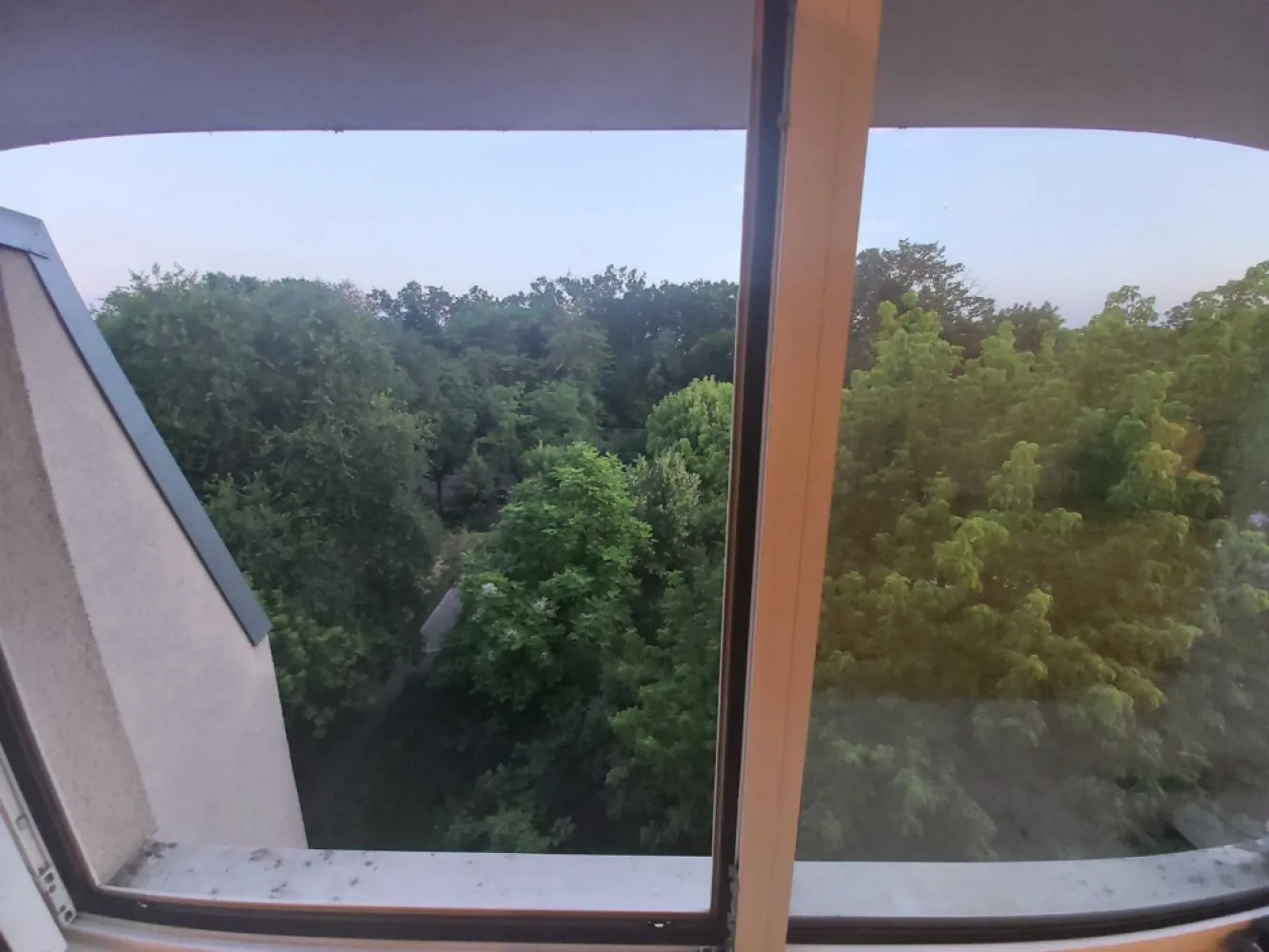 Apartament 3 camere - Băneasa - Herăstrău - Apartament 3 camere, 80 mp, renovat, cu toate finisajele și instalațiile refăcute, în bloc reabilitat, pe strada Elena Văcărescu, vis-a-vis de parcul Herăstrău, cu alte 2 părculețe în fața și în spatele blocului. Apartamentul este mobilat și echipat complet. Livingul comunică cu dormitorul și au împreună 35 mp. A treia cameră, mobilată ca birou, are 10 mp, iar bucătăria 15,8 mp. Apartamentul are 2 băi și un hol cu un spațiu generos de depozitare. Livingul, dormitorul principal și bucătăria au orientare sudică, spre parcul Herăstrău, cu vedere directă la lac. Instalațiile electrice și sanitare au fost refăcute. Toate obiectele sanitare sunt noi. Apartamentul este situat la etajul 4 din 4. Casa scării este generoasă, luminată natural și a fost renovată recent, dar blocul nu are lift. Blocul este racordat la centrala termică de cartier, perfect funcțională, și este foarte bine izolat termic. Ca variantă de rezervă au fost prevăzute și convectoare electrice în toate cele 3 camere. Zonele din fața și din spatele blocului sunt supravegheate video de către primărie. Apartamentul beneficiază de un contract pentru un loc de parcare ADP. Rog sunați pentru confirmarea prețului. Prețurile sunt în creștere