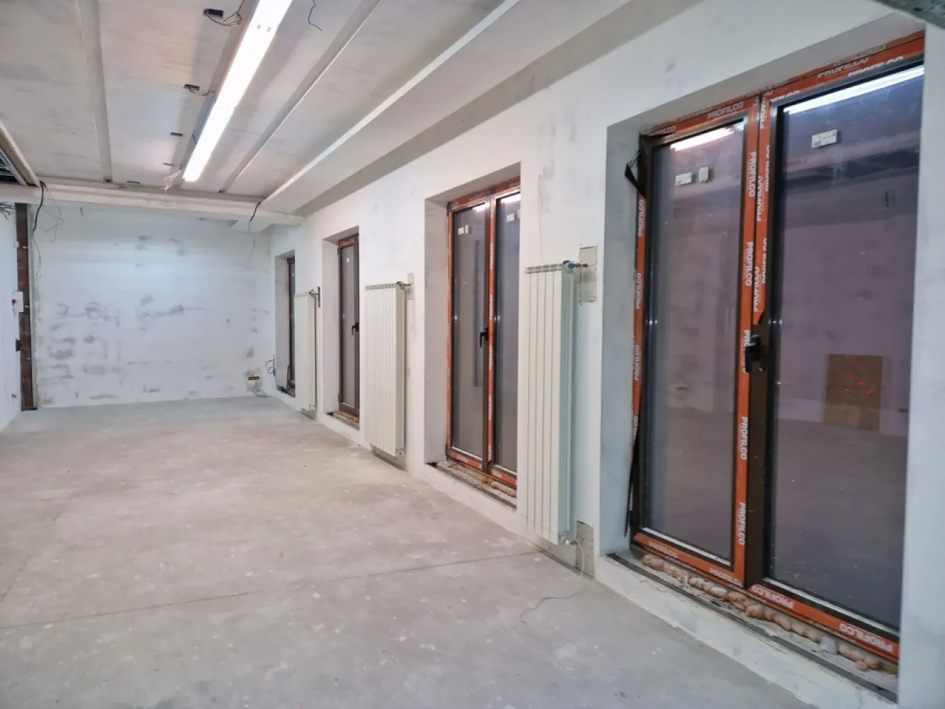 Inchiriez /Vand Spatiu Birouri P+ 5 E , sector 2,Bucurest,Central,lang - Imobil disponibil pentru vanzare sau inchiriere,Spatiu de Birouri in suprafata de 549 mp. Regim de inaltime:P+5E, compartimentate diferit pe fiecare etaj. Spatiu este la gata exterior și la alb avansat în interior. Predarea se poate face imediat. .Utilitati : - curent,apa,gaz,canalizare, internet, Cladire este dotata cu lift Schindler NOU,incalzire cu centrala termica pe fiecare nivel. Cladirea beneficiaza de sistem de aer conditionat,casetat in tavan. Izolat exterior cu polistiren de 10 cm iar la interior cu vata minerala de 10 cm( izolata foarte bine) Grupuri sanitare ( cate 2 pe fiecare nivel) Compartimentarea permite o functionalitate diversa. Predare se face la cheie la exterior și la alb avansat la interior! Pretabil pentru clinica stomatologica, birouri, spatii comerciale, activități sportive etc. Disponibil pentru închiriat întreaga cladire. Parcare 4 localuri in fata cladirii, 2 concesiune și sparcari disponibile de la Domeniu Public aflate lângă cladire. Proprietar ,COMISION 0. Posibilitatea de inchiriere!!! Pentru mai multe detalii la nr de tel: 07******85