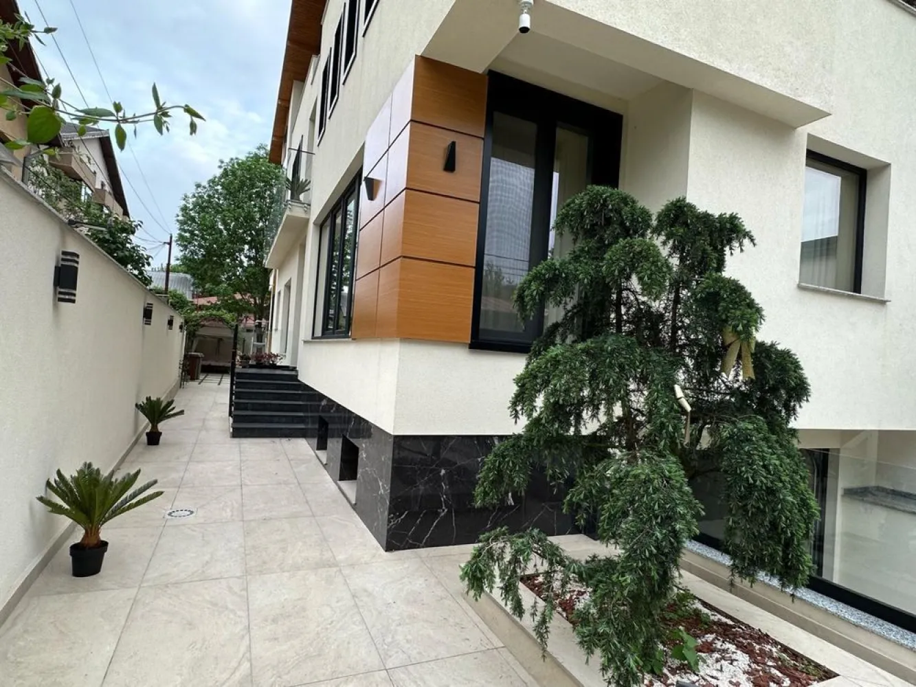 Vila Noua 2023 de Lux Damaroaia Str Duetului nr 26 - Direct proprietar !Vila in damaroaia str duetului nr 26 , 360 de m construiți cu o amprenta de 105 m la sol , teren 300 de m , curte spațioasă , 2 Bucatarii , subsol parcare auto , finisaje de lux !!! Mai multe detalii la telefon !! Accept si unele variante auto sau imobiliare ! In acest pret vila se vinde complet mobilată !!!