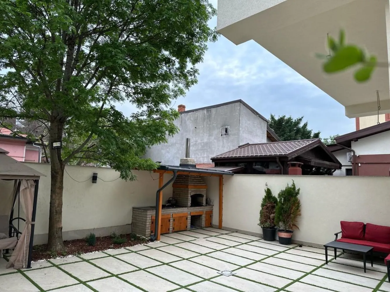 Vila Noua 2023 de Lux Damaroaia Str Duetului nr 26 - Direct proprietar !Vila in damaroaia str duetului nr 26 , 360 de m construiți cu o amprenta de 105 m la sol , teren 300 de m , curte spațioasă , 2 Bucatarii , subsol parcare auto , finisaje de lux !!! Mai multe detalii la telefon !! Accept si unele variante auto sau imobiliare ! In acest pret vila se vinde complet mobilată !!!