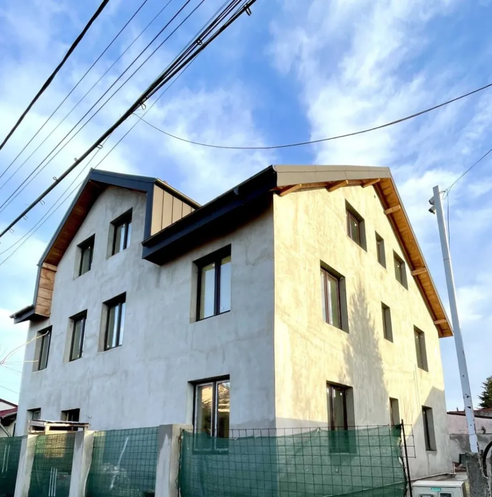 Casa P+1+M de vanzare in zona Bucurestii Noi , in constructie , la Alb - Casa situata in zona Bucurestii Noi, formata din parter etaj si mansarda . La parter gasim un dormitor cu baie proprie, wc de servici, camera tehnica si spalatorie, debara , leaving, bucatarie cu camara . Bucataria are deschidere in curte. La etaj se regasesc 3 dormitoate fiecare cu baie proprie si dresing . Mansarda este formata dintr-un spatiu deschis, 2 birouri si o baie. Pe parter incalzirea este in parsoseala iar la etaj/mansarda cu radiatoare preinstalate. Instalatia de incalzire Purmo este cu pompe de amestec montate pe distribuitor cu senzori de ambient pe zone fiecare camera + holuri separat. Este achizitionat un sistem de climatizare VRF Toshiba cu 9 split-uri pentru fiecare camera. Acoperisul este Lindab. Tamplaria este din PVC - Salamander bluEvolution 82, geam tripan. Usa de la intrare este Groke Germania . De asemena este achizitionat un sistem Vaillant de panouri solare cu boiler . Utilitati gaze, canal, apa, curent trifazic. Casa a fost tencuita pe exterior si apoi izolata cu vata bazaltica de 15 cm (pregatita pentru tencuiala decorativa) . La interior este pregatita pentru finisajul final (gresie, parchet, vopsea lavabila dorita). In prezent autorizatia de construire a fost prelungita pana la data de 05.03.2026 termen de finalizare. Direct proprietar Telefon 07********31