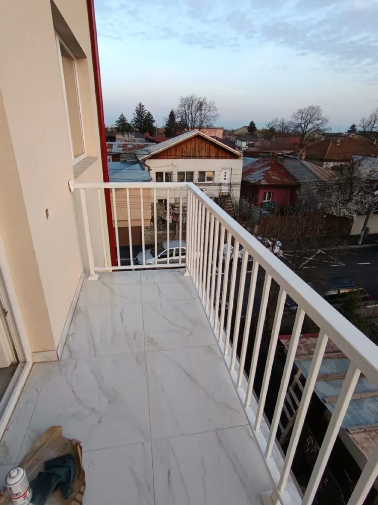 Casa/Vila sector 1 Bucuresti Soseaua Chitilei - Casa 2024 P+2+M 75 mp nivel Toate utilitatile Soseaua Chitilei sector 1 Bucuresti( Alunului 2A) Teren pe colt cu deschideri generoase La casa au fost folosite doar materiale premium tamplarie Qfort, incalzire in pardoseala, izolare mansarda cu spuma si cele mai noi tehnici folosite la partea electrica si cea sanitara,bai cu ceramica din Italia completate cu wc incastrate si dusuri din sticla De asemenea compartimentarea imobilului permite atat pastrarea initiala de vila individuala cat si crearea unui apartament pe etaj( avand absolut toate utilitatile trase in mod expres. Zona: Laminorului, Bucurestii Noi, Pod Constanta, Jiului, Soseaua Chitilei sector 1.
