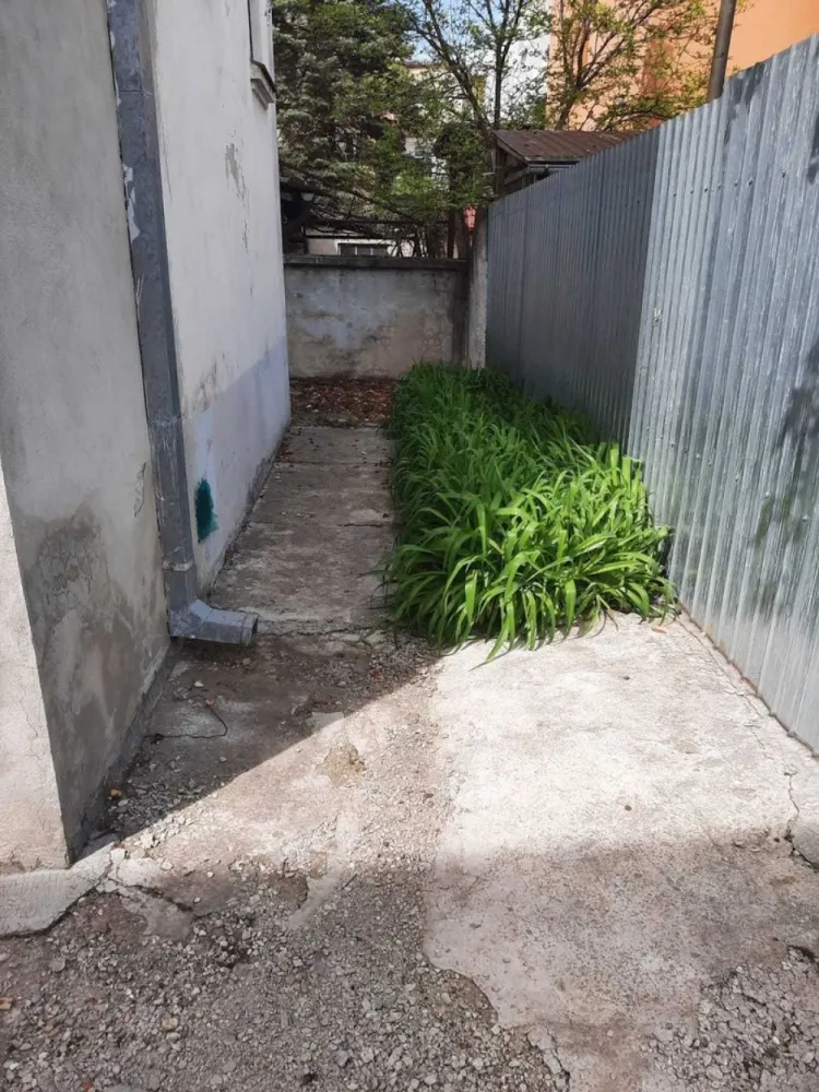 Vilă de vânzare București - Vilă având demisol, parter, etaj I și mansardă, spațiu generos în fața vilei, în spate și în lateral, dispune de 2 locuri de parcare atât în curtea interioară cât și în fața proprietății, este situată în București, pe strada Inginer Dumitru Tacu, nr. 25 la o distanță de 100 de metri de Monetăria Statului și vis a vis de Primăria sectorului 5 in zonă liniștită, în cartier de vile. Parcul Carol se află la 500 m, accesul este facil către zonele comerciale și mijloacele de transport în comun. Prețul de vânzare este 480.000 euro. Pentru informații suplimentare și vizionare vă rugăm să sunați la numărul de telefon 07******81.