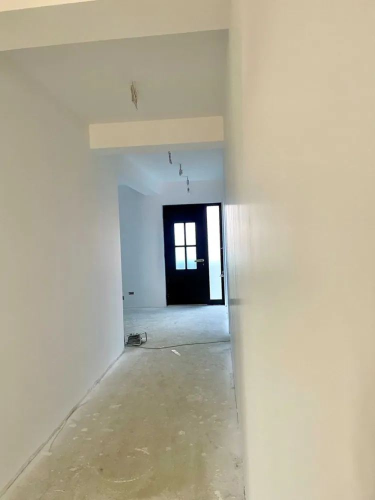 Casa P+1+M de vanzare in zona Bucurestii Noi , in constructie , la Alb - Casa situata in zona Bucurestii Noi, formata din parter etaj si mansarda . La parter gasim un dormitor cu baie proprie, wc de servici, camera tehnica si spalatorie, debara , leaving, bucatarie cu camara . Bucataria are deschidere in curte. La etaj se regasesc 3 dormitoate fiecare cu baie proprie si dresing . Mansarda este formata dintr-un spatiu deschis, 2 birouri si o baie. Pe parter incalzirea este in parsoseala iar la etaj/mansarda cu radiatoare preinstalate. Instalatia de incalzire Purmo este cu pompe de amestec montate pe distribuitor cu senzori de ambient pe zone fiecare camera + holuri separat. Este achizitionat un sistem de climatizare VRF Toshiba cu 9 split-uri pentru fiecare camera. Acoperisul este Lindab. Tamplaria este din PVC - Salamander bluEvolution 82, geam tripan. Usa de la intrare este Groke Germania . De asemena este achizitionat un sistem Vaillant de panouri solare cu boiler . Utilitati gaze, canal, apa, curent trifazic. Casa a fost tencuita pe exterior si apoi izolata cu vata bazaltica de 15 cm (pregatita pentru tencuiala decorativa) . La interior este pregatita pentru finisajul final (gresie, parchet, vopsea lavabila dorita). In prezent autorizatia de construire a fost prelungita pana la data de 05.03.2026 termen de finalizare. Direct proprietar Telefon 07********31