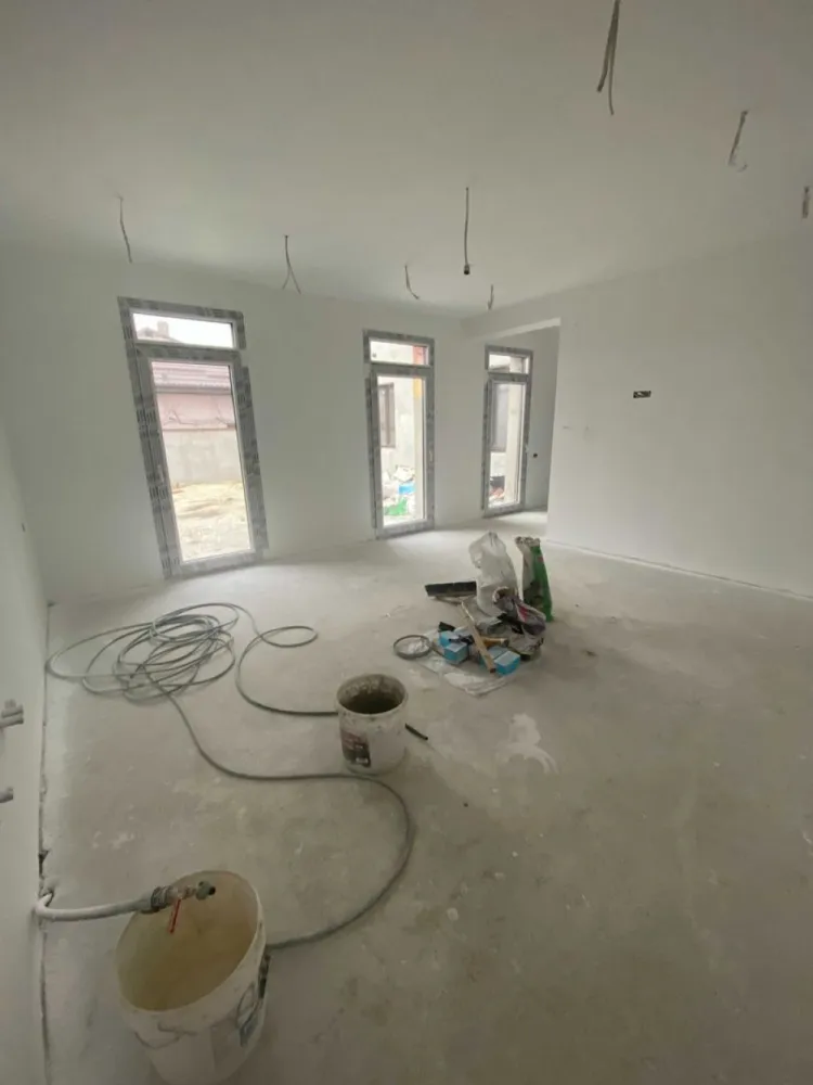 Casa P+1+M de vanzare in zona Bucurestii Noi , in constructie , la Alb - Casa situata in zona Bucurestii Noi, formata din parter etaj si mansarda . La parter gasim un dormitor cu baie proprie, wc de servici, camera tehnica si spalatorie, debara , leaving, bucatarie cu camara . Bucataria are deschidere in curte. La etaj se regasesc 3 dormitoate fiecare cu baie proprie si dresing . Mansarda este formata dintr-un spatiu deschis, 2 birouri si o baie. Pe parter incalzirea este in parsoseala iar la etaj/mansarda cu radiatoare preinstalate. Instalatia de incalzire Purmo este cu pompe de amestec montate pe distribuitor cu senzori de ambient pe zone fiecare camera + holuri separat. Este achizitionat un sistem de climatizare VRF Toshiba cu 9 split-uri pentru fiecare camera. Acoperisul este Lindab. Tamplaria este din PVC - Salamander bluEvolution 82, geam tripan. Usa de la intrare este Groke Germania . De asemena este achizitionat un sistem Vaillant de panouri solare cu boiler . Utilitati gaze, canal, apa, curent trifazic. Casa a fost tencuita pe exterior si apoi izolata cu vata bazaltica de 15 cm (pregatita pentru tencuiala decorativa) . La interior este pregatita pentru finisajul final (gresie, parchet, vopsea lavabila dorita). In prezent autorizatia de construire a fost prelungita pana la data de 05.03.2026 termen de finalizare. Direct proprietar Telefon 07********31