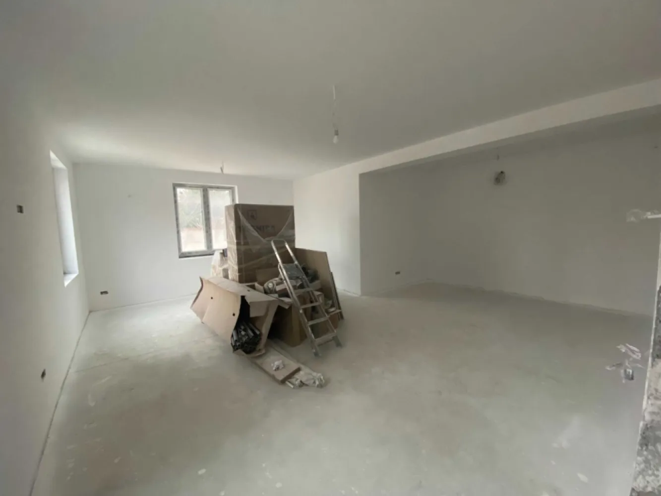 Casa P+1+M de vanzare in zona Bucurestii Noi , in constructie , la Alb - Casa situata in zona Bucurestii Noi, formata din parter etaj si mansarda . La parter gasim un dormitor cu baie proprie, wc de servici, camera tehnica si spalatorie, debara , leaving, bucatarie cu camara . Bucataria are deschidere in curte. La etaj se regasesc 3 dormitoate fiecare cu baie proprie si dresing . Mansarda este formata dintr-un spatiu deschis, 2 birouri si o baie. Pe parter incalzirea este in parsoseala iar la etaj/mansarda cu radiatoare preinstalate. Instalatia de incalzire Purmo este cu pompe de amestec montate pe distribuitor cu senzori de ambient pe zone fiecare camera + holuri separat. Este achizitionat un sistem de climatizare VRF Toshiba cu 9 split-uri pentru fiecare camera. Acoperisul este Lindab. Tamplaria este din PVC - Salamander bluEvolution 82, geam tripan. Usa de la intrare este Groke Germania . De asemena este achizitionat un sistem Vaillant de panouri solare cu boiler . Utilitati gaze, canal, apa, curent trifazic. Casa a fost tencuita pe exterior si apoi izolata cu vata bazaltica de 15 cm (pregatita pentru tencuiala decorativa) . La interior este pregatita pentru finisajul final (gresie, parchet, vopsea lavabila dorita). In prezent autorizatia de construire a fost prelungita pana la data de 05.03.2026 termen de finalizare. Direct proprietar Telefon 07********31