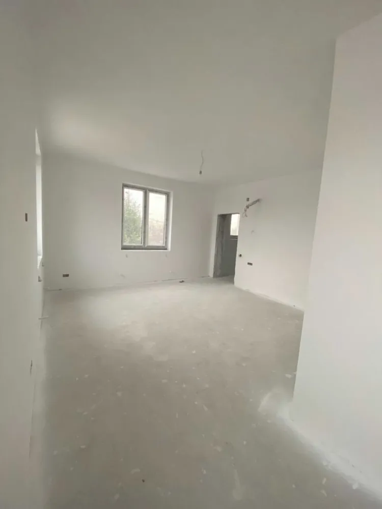 Casa P+1+M de vanzare in zona Bucurestii Noi , in constructie , la Alb - Casa situata in zona Bucurestii Noi, formata din parter etaj si mansarda . La parter gasim un dormitor cu baie proprie, wc de servici, camera tehnica si spalatorie, debara , leaving, bucatarie cu camara . Bucataria are deschidere in curte. La etaj se regasesc 3 dormitoate fiecare cu baie proprie si dresing . Mansarda este formata dintr-un spatiu deschis, 2 birouri si o baie. Pe parter incalzirea este in parsoseala iar la etaj/mansarda cu radiatoare preinstalate. Instalatia de incalzire Purmo este cu pompe de amestec montate pe distribuitor cu senzori de ambient pe zone fiecare camera + holuri separat. Este achizitionat un sistem de climatizare VRF Toshiba cu 9 split-uri pentru fiecare camera. Acoperisul este Lindab. Tamplaria este din PVC - Salamander bluEvolution 82, geam tripan. Usa de la intrare este Groke Germania . De asemena este achizitionat un sistem Vaillant de panouri solare cu boiler . Utilitati gaze, canal, apa, curent trifazic. Casa a fost tencuita pe exterior si apoi izolata cu vata bazaltica de 15 cm (pregatita pentru tencuiala decorativa) . La interior este pregatita pentru finisajul final (gresie, parchet, vopsea lavabila dorita). In prezent autorizatia de construire a fost prelungita pana la data de 05.03.2026 termen de finalizare. Direct proprietar Telefon 07********31