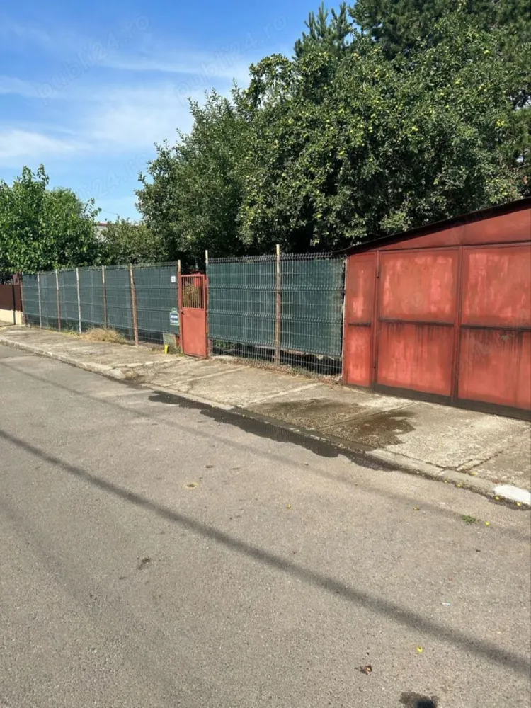vand casa curte - vand casa cu teren de 840 mp in bucuresti, sector 6 , cartier giulesti, zona linistita, toate utilitatile. terenul are o deschidere de 20metri si o lungime de 40 de metri si este situat la 3 minute de statia de tramvai si 1 minut mers pe jos de cea de autobuz. pret 320000 euro, absolut fix!