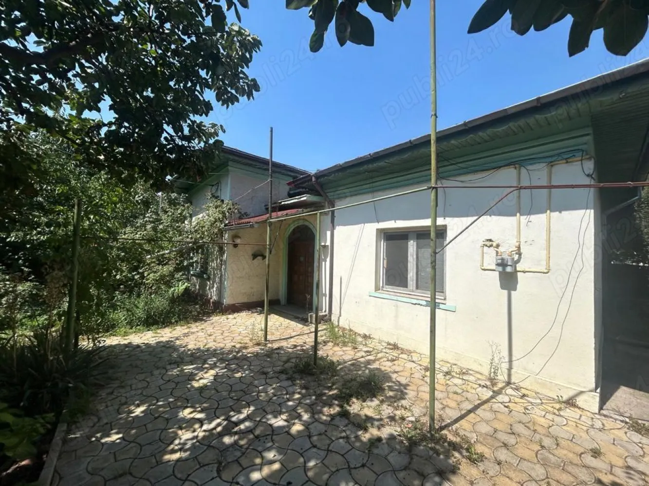 Teren deschidere la doua strazi 352 mp+ Casa 100 mp Corarilor Lagoon Park - Teren deschidere la două străzi + Casă cu toate utilitățile în zona Corarilor-Petrom City, 3 camere, o baie, o bucatarie, casa din beton, caramida, suprafață totala 100mp, suprafața utila 94mp, suprafața teren 352mp, amprenta la sol 97mp, deschidere aproape de șoseaua principală 1 min- Lagoon Park.