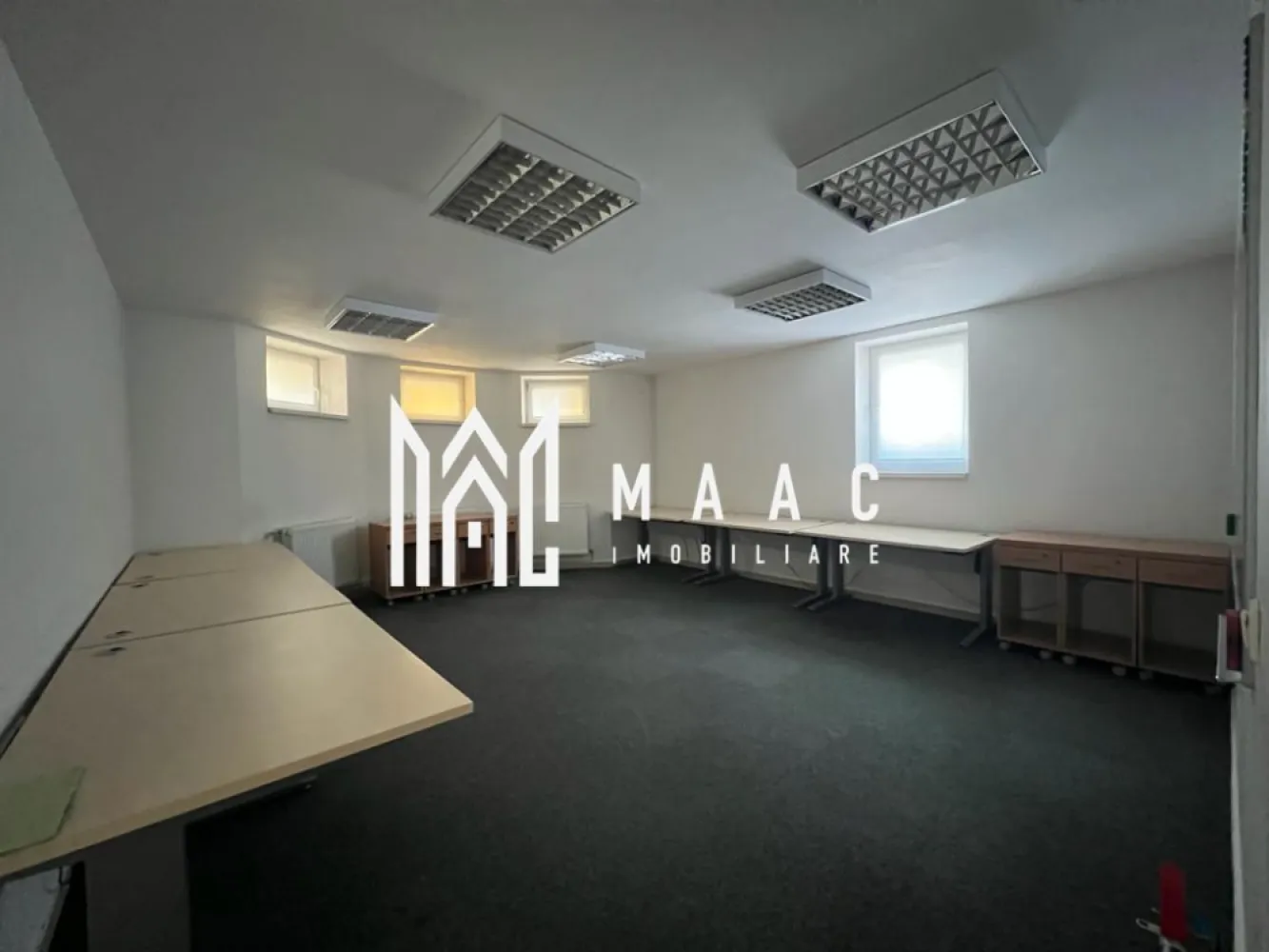 Cladire birouri I Parcare I Zona Sub Arini - MAAC IMOBILIARE propune atentiei dumneavoastra un imobil situat in proximitatea Parcului Sub Arini. Cu regim de inaltime D + P + M + P si clasa energetica A, proprietatea este folosita acum la activitati de birou si are o compartimentare eficienta: Demisol (92.27mp) -3 camere, 2 holuri, casa scarii, boxa, grup sanitar, camera tehnica Parter (101.28mp) - 4 incaperi spatioase, hol si casa scarii, 2 bai Mansardă (125.35mp) -open space, casa scarii cu hol, 2 bai, scara interioara pentru acces in podul de cca 50 mp. Terenul total - 470 mp, din care 320 mp curte libera in care sunt amenajate 6 locuri parcare (unul cu priza de incarcare masina electrica) si rasteluri pentru parcare de biciclete pentru 12 biciclete. Poarta pentru acces auto, automatizata; lift acces persoane cu dizabilitati; sistem supraveghere video; sistem control access; sisteme aer conditionat; usi interioare din aluminiu. Iluminatul interior este asigurat exclusiv cu corpuri de iluminat led; bransament curent trifazic + 25 kW. Sistem panouri fotovoltaice 21.75 kWp. Sistem Pompa de caldura si centrala termica Vissman integrate pentru incalzirea imobilului. Incalzitoare electrice pentru apa, la bai. Jaluzele montate in toate ramele ferestrelor. Dotari specifice activitatilor de birou-whiteboarduri generoase, montate pe peretii birourilor; ecran de proiectie retractabil, etc Se vinde de pe firma. Pentru mai multe detalii precizati telefonic ca ati vazut anuntul cu ID:CP2763409 }}