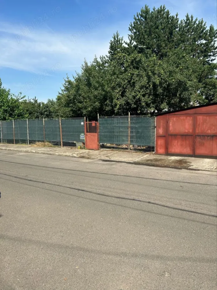 vand casa curte - vand casa cu teren de 840 mp in bucuresti, sector 6 , cartier giulesti, zona linistita, toate utilitatile. terenul are o deschidere de 20metri si o lungime de 40 de metri si este situat la 3 minute de statia de tramvai si 1 minut mers pe jos de cea de autobuz. pret 320000 euro, absolut fix!