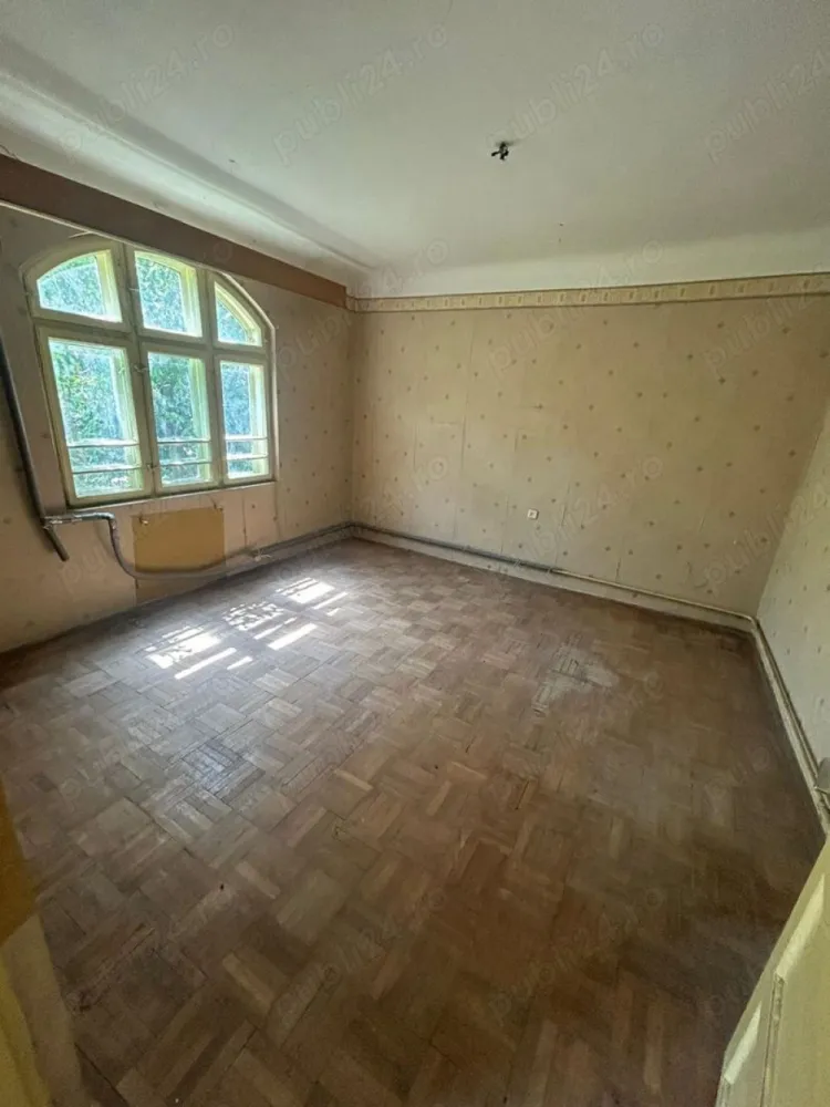 Teren deschidere la doua strazi 352 mp+ Casa 100 mp Corarilor Lagoon Park - Teren deschidere la două străzi + Casă cu toate utilitățile în zona Corarilor-Petrom City, 3 camere, o baie, o bucatarie, casa din beton, caramida, suprafață totala 100mp, suprafața utila 94mp, suprafața teren 352mp, amprenta la sol 97mp, deschidere aproape de șoseaua principală 1 min- Lagoon Park.