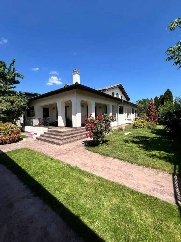 Casa deosebita P+M si teren aferent 800mp - Oltenita - Direct proprietar! Casa este situata in orasul Oltenita, la doar 45 de minute distanta de Bucuresti. A fost construita în anul 2009 din cărămidă cu structura de rezistenta mare(constructie pe cadre) acoperita cu țiglă de calitate Premium. Garaj de 40mp cu beci la subsol de aceeași suprafață și grup sanitar propriu, este independent de casa și este construit din aceleași materiale ca și casa. Curtea este delimitata de un gard din zid și fier forjat deosebit prin realizare și calitate. Întreaga suprafață a casei de 260mp este împărțită pe zona de parter, mansarda si terase acoperite și delimitate cu fier forjat frumos executate. Parterul este compus din hol, living, dinning, bucatarie, camera tehnica, baie, 1 dormitor matrimonial cu baie si terasa proprie si o camera de oaspeti. La mansarda se afla un living, 2 dormitoare si o baie. Pardoseala întregului imobil este din parchet din lemn masiv cu excepția celor 3 băi unde exista marmura / gresie / faianță . Legătură dintre parter și etaj se face printr-o scara în semispirala iluminata natural printr un vitraliu și electric. Sistem de climatizare separat parter și mansarda. Încălzirea imobilului are 3 variante: gaz/ lemn (prin intermediul unei centrale pe lemn - șemineu aflat in living,care poate încălzi toată casa) electric ( sistem trifazic). Detaliile de interior realizate cu specialiști din domeniu fac din imobil o casa primitoare, caldă și confortabilă. Curtea amenajata cu o mica grădiniță bio, flori , gazon și pomi fructiferi productivi. Terasele, toate 3, sunt acoperite și permit momente de relaxare și servirea mesei pentru familie.