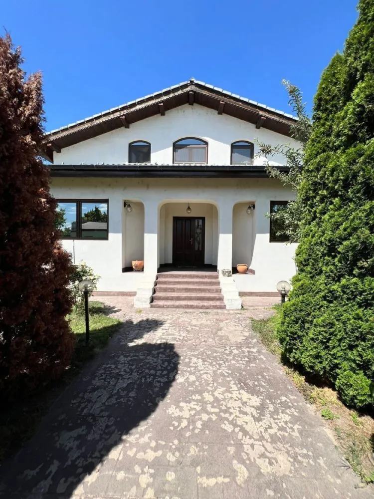 Casa deosebita P+M si teren aferent 800mp - Oltenita - Direct proprietar! Casa este situata in orasul Oltenita, la doar 45 de minute distanta de Bucuresti. A fost construita în anul 2009 din cărămidă cu structura de rezistenta mare(constructie pe cadre) acoperita cu țiglă de calitate Premium. Garaj de 40mp cu beci la subsol de aceeași suprafață și grup sanitar propriu, este independent de casa și este construit din aceleași materiale ca și casa. Curtea este delimitata de un gard din zid și fier forjat deosebit prin realizare și calitate. Întreaga suprafață a casei de 260mp este împărțită pe zona de parter, mansarda si terase acoperite și delimitate cu fier forjat frumos executate. Parterul este compus din hol, living, dinning, bucatarie, camera tehnica, baie, 1 dormitor matrimonial cu baie si terasa proprie si o camera de oaspeti. La mansarda se afla un living, 2 dormitoare si o baie. Pardoseala întregului imobil este din parchet din lemn masiv cu excepția celor 3 băi unde exista marmura / gresie / faianță . Legătură dintre parter și etaj se face printr-o scara în semispirala iluminata natural printr un vitraliu și electric. Sistem de climatizare separat parter și mansarda. Încălzirea imobilului are 3 variante: gaz/ lemn (prin intermediul unei centrale pe lemn - șemineu aflat in living,care poate încălzi toată casa) electric ( sistem trifazic). Detaliile de interior realizate cu specialiști din domeniu fac din imobil o casa primitoare, caldă și confortabilă. Curtea amenajata cu o mica grădiniță bio, flori , gazon și pomi fructiferi productivi. Terasele, toate 3, sunt acoperite și permit momente de relaxare și servirea mesei pentru familie.
