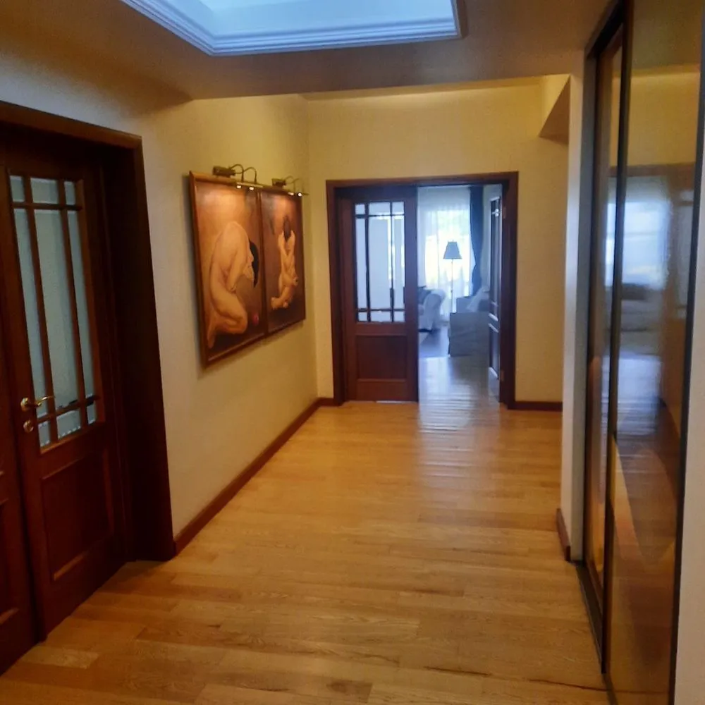 Casa deosebita P+M si teren aferent 800mp - Oltenita - Direct proprietar! Casa este situata in orasul Oltenita, la doar 45 de minute distanta de Bucuresti. A fost construita în anul 2009 din cărămidă cu structura de rezistenta mare(constructie pe cadre) acoperita cu țiglă de calitate Premium. Garaj de 40mp cu beci la subsol de aceeași suprafață și grup sanitar propriu, este independent de casa și este construit din aceleași materiale ca și casa. Curtea este delimitata de un gard din zid și fier forjat deosebit prin realizare și calitate. Întreaga suprafață a casei de 260mp este împărțită pe zona de parter, mansarda si terase acoperite și delimitate cu fier forjat frumos executate. Parterul este compus din hol, living, dinning, bucatarie, camera tehnica, baie, 1 dormitor matrimonial cu baie si terasa proprie si o camera de oaspeti. La mansarda se afla un living, 2 dormitoare si o baie. Pardoseala întregului imobil este din parchet din lemn masiv cu excepția celor 3 băi unde exista marmura / gresie / faianță . Legătură dintre parter și etaj se face printr-o scara în semispirala iluminata natural printr un vitraliu și electric. Sistem de climatizare separat parter și mansarda. Încălzirea imobilului are 3 variante: gaz/ lemn (prin intermediul unei centrale pe lemn - șemineu aflat in living,care poate încălzi toată casa) electric ( sistem trifazic). Detaliile de interior realizate cu specialiști din domeniu fac din imobil o casa primitoare, caldă și confortabilă. Curtea amenajata cu o mica grădiniță bio, flori , gazon și pomi fructiferi productivi. Terasele, toate 3, sunt acoperite și permit momente de relaxare și servirea mesei pentru familie.