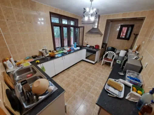 Vând casă cu demisol , parter + 2 etaje și teren în sector 4