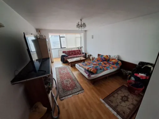 Vând casă cu demisol , parter + 2 etaje și teren în sector 4