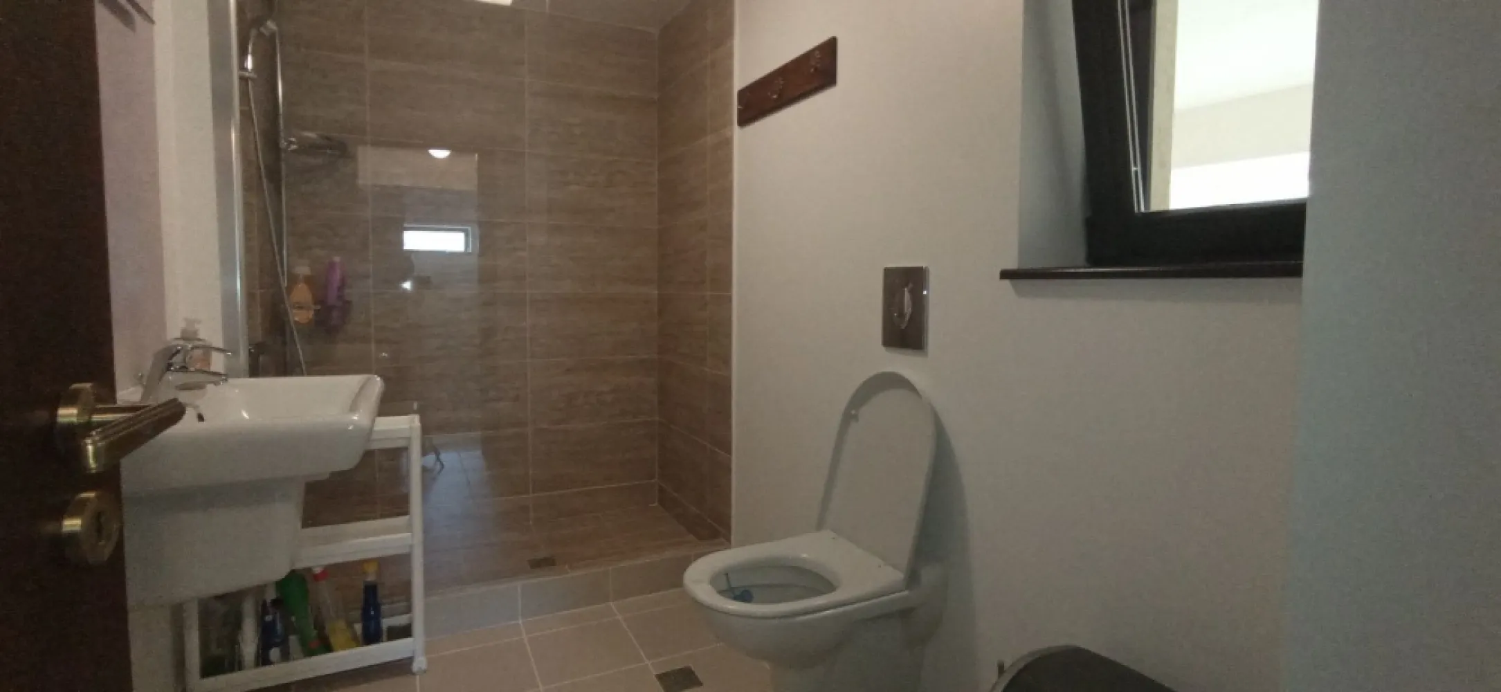 Casa unifamiliala pretabil sediu firma în cartierul Vatra Luminoasa - Particular ofer spre înstrăinare imobil, în cartierul Vatra Luminoasa, str Sergent Pironasu Ion, compus din D + P + 2 E in suprafata construită de 520 mp. (inclus balcoane, logii, terase) plus curte liberă de cca. 240 mp. Există carte și expertiză tehnică a construcției. Cladirea este impartita astfel: - Demisol: camera 53 metrii patrati utili, o camera tehnica, un spatiu depozitare/camara ; -Parter/et.1/et.2: In total 10 camere (cu 2 camere mari, una de cca 53 și alta 47 metrii patrati utili , 3 bai, 3 holuri si casa scării. Mai multe detalii în planurile cadastrale la cerere) - Pod ( 60 metrii patrati amenajati care se pot folosi ca spatiu pentru relaxare, plus alte spatii de depozitare; - Curte pavata cu piatra de râu, pomi Tuya Spatiul este dotat cu: - centrala termica cu panouri solare ( marca Viessmann ); - iluminat interior / exterior pe led; - aparate aer conditionat in fiecare camera; - piatra naturala- travertin, parchet pluta, gresie, mocheta, etc. - tamplarie din lemn cu geam termopan; - infrastructura IT/video/telecomunicatii - camera servere; - sistem de supraveghere video; - sistem de alarma( marca DSC) cu senzori de miscare; - actionare electrica porti curte marca Nice - videointerfon; Constructie nouă din cadre de beton si zidărie din cărămidă porotherm izolată exterior cu polistiren de 10 cm si finisata, mobilată si utilată parțial. Fără infiltratii la subsol sau in restul cladirii. În acest moment casa este locuită. Exclus site-uri de promovare!