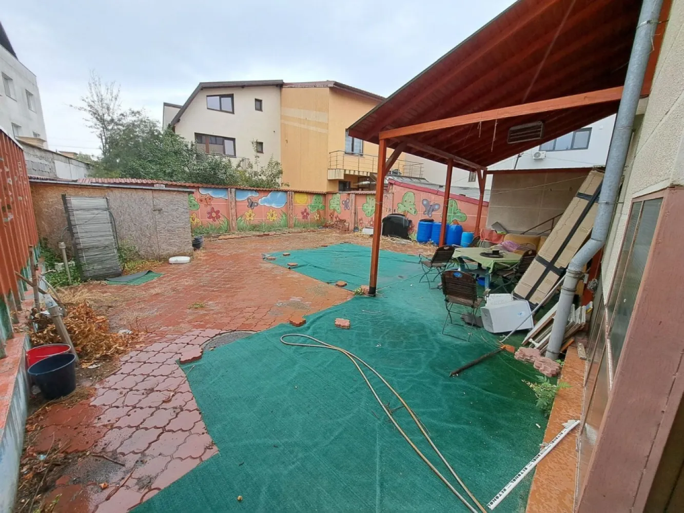 Vând casă cu demisol , parter + 2 etaje și teren în sector 4