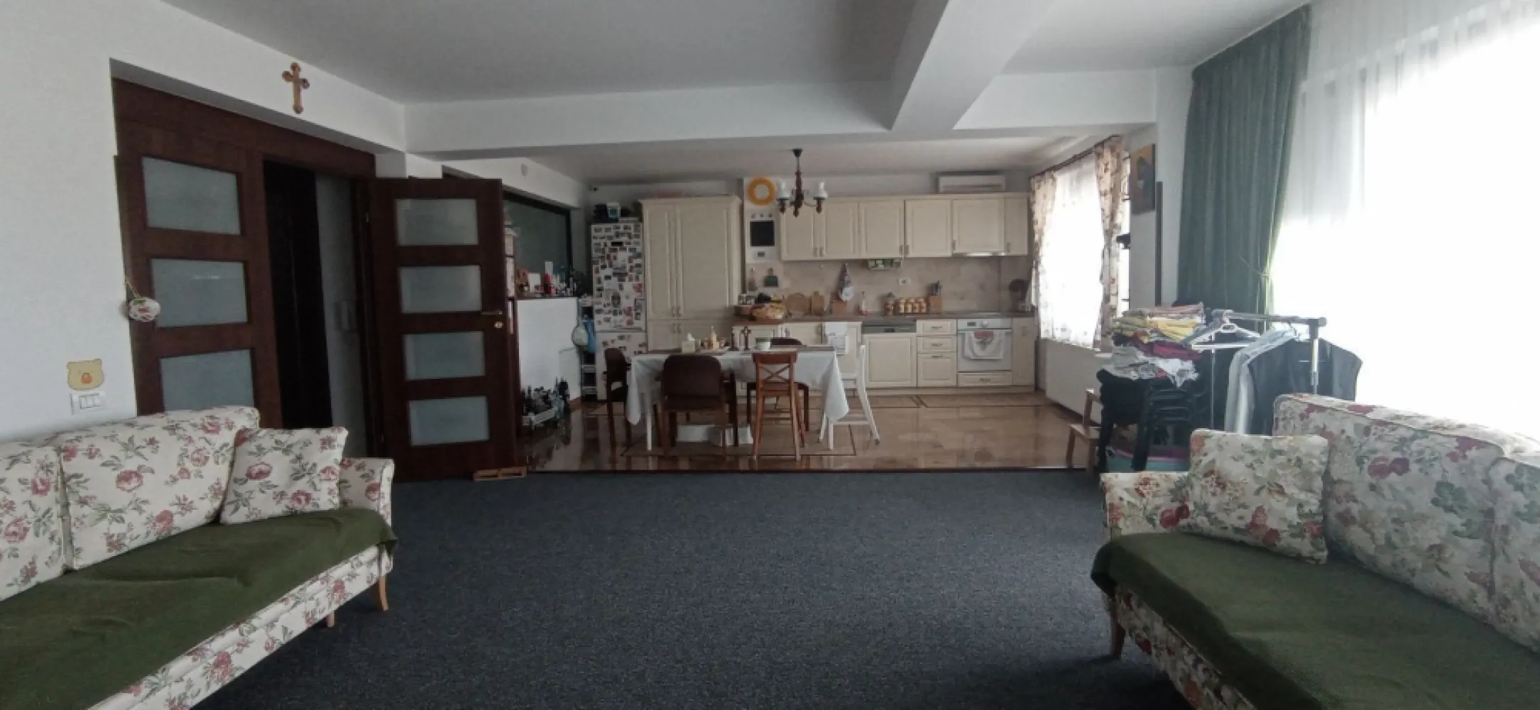 Casa unifamiliala pretabil sediu firma în cartierul Vatra Luminoasa - Particular ofer spre înstrăinare imobil, în cartierul Vatra Luminoasa, str Sergent Pironasu Ion, compus din D + P + 2 E in suprafata construită de 520 mp. (inclus balcoane, logii, terase) plus curte liberă de cca. 240 mp. Există carte și expertiză tehnică a construcției. Cladirea este impartita astfel: - Demisol: camera 53 metrii patrati utili, o camera tehnica, un spatiu depozitare/camara ; -Parter/et.1/et.2: In total 10 camere (cu 2 camere mari, una de cca 53 și alta 47 metrii patrati utili , 3 bai, 3 holuri si casa scării. Mai multe detalii în planurile cadastrale la cerere) - Pod ( 60 metrii patrati amenajati care se pot folosi ca spatiu pentru relaxare, plus alte spatii de depozitare; - Curte pavata cu piatra de râu, pomi Tuya Spatiul este dotat cu: - centrala termica cu panouri solare ( marca Viessmann ); - iluminat interior / exterior pe led; - aparate aer conditionat in fiecare camera; - piatra naturala- travertin, parchet pluta, gresie, mocheta, etc. - tamplarie din lemn cu geam termopan; - infrastructura IT/video/telecomunicatii - camera servere; - sistem de supraveghere video; - sistem de alarma( marca DSC) cu senzori de miscare; - actionare electrica porti curte marca Nice - videointerfon; Constructie nouă din cadre de beton si zidărie din cărămidă porotherm izolată exterior cu polistiren de 10 cm si finisata, mobilată si utilată parțial. Fără infiltratii la subsol sau in restul cladirii. În acest moment casa este locuită. Exclus site-uri de promovare!