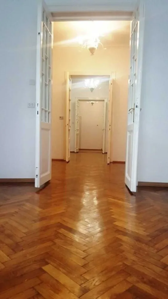 Vânzare Imobil Dorobanți – Oportunitate unică! - Vânzare Imobil Dorobanți – Oportunitate unică! Tip imobil: Două corpuri de clădiri Suprafață teren: 270 mp Fațadă: 15m liniari front stradal Locuri de parcare: Curte pentru 2 mașini (50 mp) CORP 1: Parter + Etaj, două apartamente generoase Parter: •4 camere luminoase •Bucătărie complet mobilată și utilată (frigider, aragaz, cuptor microunde, hotă) •2 băi (baie principală + baie de serviciu) •2 intrări separate •Dotări: parchet din stejar, geamuri termopan, centrală termică proprie •Ideal pentru familii sau birou, camerele sunt nemobilate, gata pentru personalizare! Etaj: •3 camere moderne, cu o sufragerie generoasă de 28 mp •Bucătărie complet mobilată și utilată (frigider, aragaz, cuptor microunde, hotă, mașină de spălat) •Mobilier pe comandă, cu spații ample de depozitare în hol, bucătărie și camere •Dotări: parchet, geamuri termopan, uși interior lemn, centrală termică proprie, aer condiționat, TV •Totul este pregătit pentru a te muta imediat! CORP 2: Imobil parter (3 camere) cu pivniță (2 camere) Construcție din cărămidă, în stare excelentă, perfecta pentru diverse utilizări suplimentare – depozitare, garaj, birou sau hobby-uri. Utilități: Apă, canalizare, gaz, curent trifazic Facilități: •Locație excelentă în Dorobanți, cu acces facil la transportul public (autobuz, metrou, tramvai) •În apropiere: școli, grădinițe, spitale, magazine, parcuri, restaurante, cafenele și multe altele. •Zona oferă un stil de viață urban, plin de confort și accesibilitate. Perfect pentru investiție sau locuință personală! Imobilul îți oferă posibilitatea de a-l personaliza și de a te bucura de o locație premium. Toate actele sunt în regulă și gata pentru tranzacție.