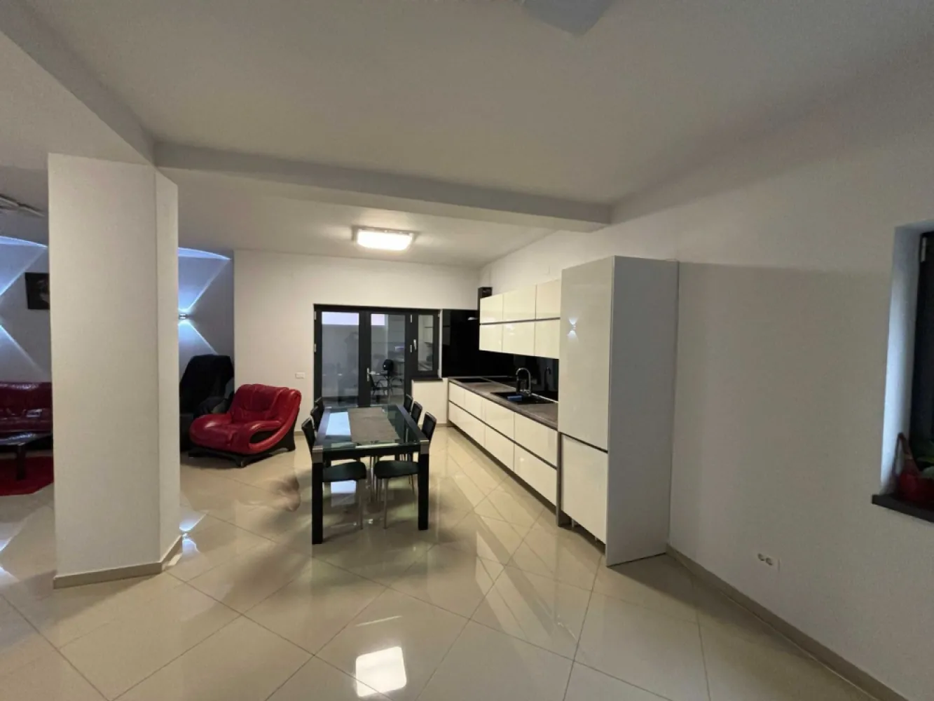 Vila constructie 2019 , deosebita, Colentina , rond A3 cu Gherghitei - Vila deosebita , constructie noua 2019 , cu o arhitectura Mediteraneana , cu sarpante din beton si acoperite cu tigla, construita de constructori cu experienta ,pereti tencuiti atat la interior cat si la exterior , finisaje de calitate , fatada are o decorativa Baumit de 3mm care da o rezistenta mai mare si un aspect deosebit , la parter placat cu gresie de trafic intens, import Italia , de foarte buna calitate , pusa in diagonala , fara intreruperi , la etaj , gresie ceramica cu model , imitatie lemn gri , pe terasa 25 m2 , piatra naturala si incalzire in pardoseala , scara interioara din beton placata cu marmura , cu posibilitati de extindere pentru amenajarea mansardei , unde este o placa de beton de 110 m2 care formeaza si sageacul acoperisului, izolat , placat cu polistiren , ideala pentru amenajarea unei mansarde prin indepartarea tiglei si reconfigurarea acoperisului . Casa are 80m patrati pe nivel , garajul are 40 m2 , construit din beton si caramida , pereti finisati si gresie . Teren total 380 m2 , cu o deschidere de 20 m la strada , se pot parca 2 masini in curte si doua in garaj Casa este acoperita cu tigla , are doua cosuri , pentru semineu .si soba terasa . , La parter mobila de bucatarie , baie ,hol intrare , casa scarii , dressing . La etaj sunt 3 camere , o baie , pe hol si una in camera . Constructia are un proiect de rezistenta cu 17000 kg de fier , ce permite etajarea , inaltimea camerelor este de 3,20 ml , construita modern cu incalzire in pardoseala atat la parter cat si la etaj , automatizata , instalatie solara pentru apa calda , termopane de aluminiu de calitate superioara , cu geam tripan si reflexie solara ,usa de la intrare este din termopan de aluminiu si sticla 15 cm grosime . Are 3 placi de beton , inclusiv pe garajul de 40 m2. Garajul este construit din caramida cu structura din beton , care poate avea diverse utilizari prin reamenajare, are usi culisante in partea din spate a garajului si usa culisanta automatizata in partea din fata de 4 m latime , inaltimea garajului este 3,5 ml , cu instalatie de curent ,380 V . Gazele sunt trase prin pamant , pana la intrarea in centrala , canalizarea este extinsa pe cele doua laterale ale casei cu tuburi de 20 cm , put cu hidrofor pentru gradina . O terasa de 35 m2 , inchisa cu termopan , cu incalzire in pardoseala , centrala cu gaze ,separat de casa , utilata cu mobila de bucatarie si aer conditionat (a doua bucatarie ) , foarte utila atat vara cat si iarna si o terasa exterioara neacoperita . Amplasarea este pe o strada cu latime generoasa , pe care circula autobuzul 382 , statia acestuia fiind in apropiere , acces usor in intersectia Colentina ,Fundeni cat si cartierul Floreasca Pipera Autostrada A3 la 3 min . Toate actele la zi , Receptie , Intabulare , Cartea Constructorului , Cadastru , eligibila pentru finantare .