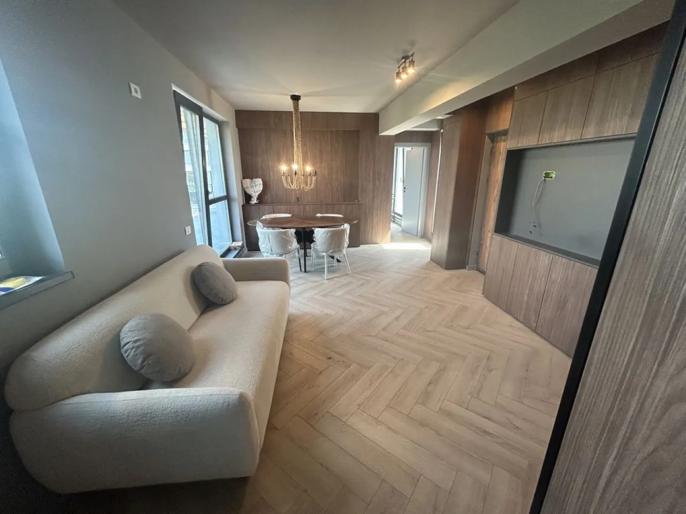 BRASADAS închiriaza ap NOU 3 cam bloc boutiqe Straulesti. - Agenția imobiliara BRASADAS închiriază în cartierul Străulești PENTHAUSE cu 3 camere, 2 bai, (3 terase ce însumează 60 mp, ) toate utilitățile sunt contorizate individual , centrala proprie, incalzire in pardoseala, mobilat și utilat complet de către o echipa de designeri. www.brasadas.com