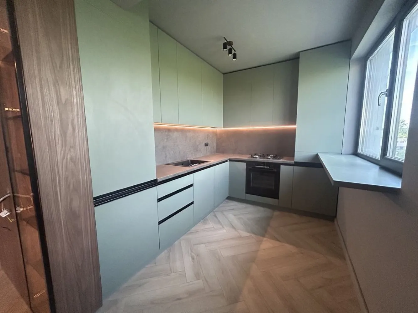 BRASADAS închiriaza ap NOU 3 cam bloc boutiqe Straulesti. - Agenția imobiliara BRASADAS închiriază în cartierul Străulești PENTHAUSE cu 3 camere, 2 bai, (3 terase ce însumează 60 mp, ) toate utilitățile sunt contorizate individual , centrala proprie, incalzire in pardoseala, mobilat și utilat complet de către o echipa de designeri. www.brasadas.com