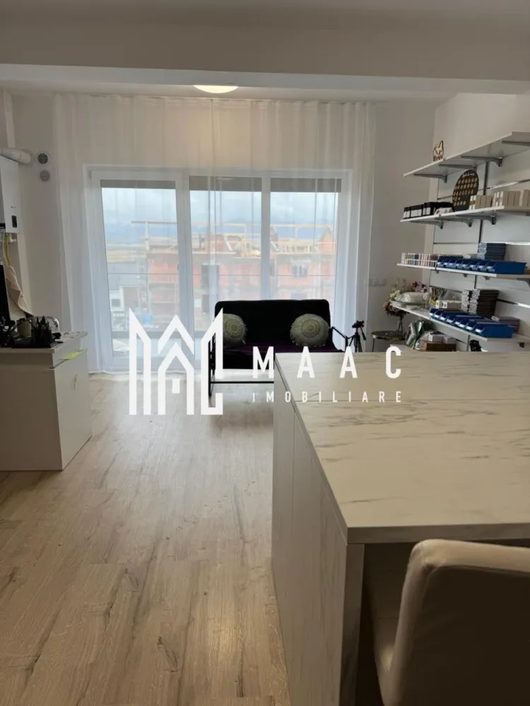 Apartament 1 camera I Parter I Constructie Noua I DaVinci - Se oferă spre vânzare o garsonieră spațioasă și luminoasă, situată în ansamblul rezidențial DaVinci Homes, la intrarea în localitatea Cristian – o zonă modernă, liniștită și bine conectată cu orașul Sibiu. Proprietatea se află la parter și are o suprafață utilă de 37,54 mp, la care se adaugă o logie de 7,8 mp, prevăzută cu sticlă securizată și orientare sudică, ideală pentru relaxare. Garsoniera se predă la cheie, cu pardoseală finisată cu parchet și baie complet amenajată, fiind pregătită pentru mobilare și mutare imediată. Dotări și beneficii: Încălzire în pardoseală Izolație exterioară cu vată bazaltică Jaluzele electrice Loc de parcare inclus în preț Construcție nouă, de calitate superioară O alegere excelentă atât pentru locuit, cât și pentru investiție, într-un cartier modern, cu acces rapid către Sibiu și facilități urbane. Pentru informati si vizionari: ID: CP2763230 }}