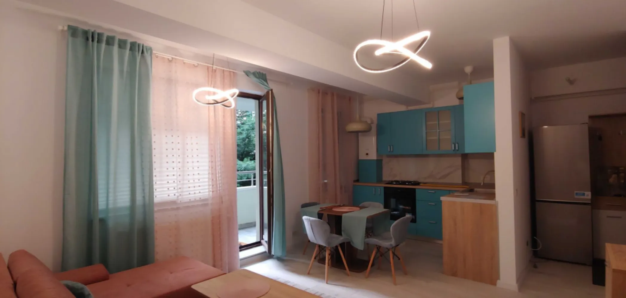 Inchiriez apartament nou 3 camere + 2 băi, lângă parcul Titănel - Apartament nou nouț, 3 camere, cu un master bedroom și o baie de serviciu. Bloc nou, mobilă nouă și electrocasnice (inclusiv mașina de spălat vase si aer condiționat) in totalitate noi, la prima închiriere. Apartamentul este luminos si are un balcon foarte spațios. Zonă liniștită și verde, la 50m de parcul Titanel. Foarte aproape de policlinica Titan, de școli, grădinițe, creșe și magazine/supermarketuri. Aproape de stațiile de metrou Titan si N. Grigorescu (cca. 15 min. de mers pe jos), si de statia STB 102, 254, 331 (cca. 7 min de mers pe jos). Blocul are locuri de inchiriat pentru parcare interioară și exterioară. De asemenea, se poate închiria o boxă la subsol pentru spațiu de depozitare adițional. Nu acceptăm fumători și nu acceptăm animale de companie.
