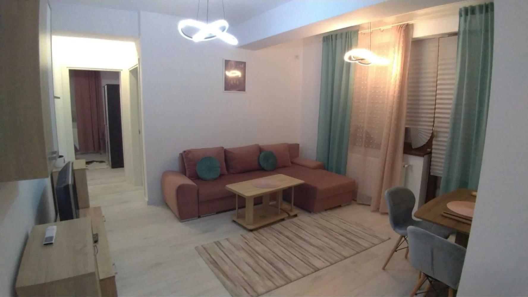 Inchiriez apartament nou 3 camere + 2 băi, lângă parcul Titănel - Apartament nou nouț, 3 camere, cu un master bedroom și o baie de serviciu. Bloc nou, mobilă nouă și electrocasnice (inclusiv mașina de spălat vase si aer condiționat) in totalitate noi, la prima închiriere. Apartamentul este luminos si are un balcon foarte spațios. Zonă liniștită și verde, la 50m de parcul Titanel. Foarte aproape de policlinica Titan, de școli, grădinițe, creșe și magazine/supermarketuri. Aproape de stațiile de metrou Titan si N. Grigorescu (cca. 15 min. de mers pe jos), si de statia STB 102, 254, 331 (cca. 7 min de mers pe jos). Blocul are locuri de inchiriat pentru parcare interioară și exterioară. De asemenea, se poate închiria o boxă la subsol pentru spațiu de depozitare adițional. Nu acceptăm fumători și nu acceptăm animale de companie.
