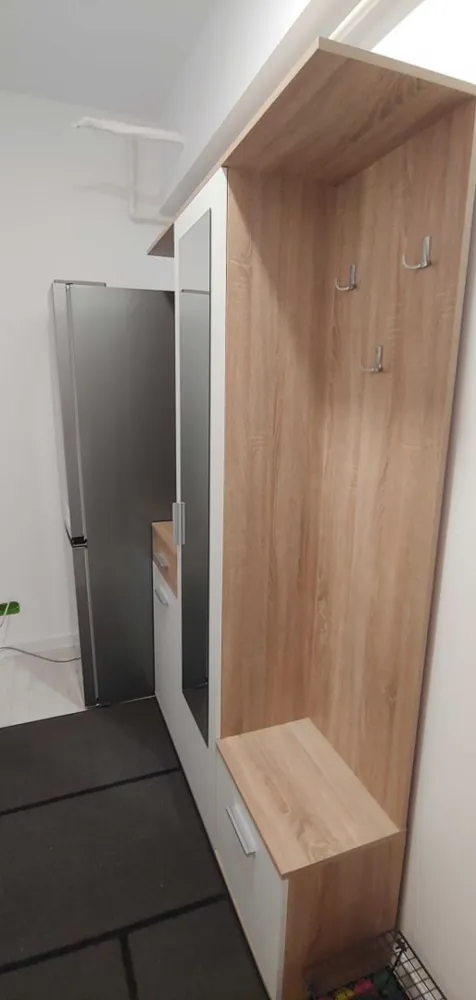 Inchiriez apartament nou 3 camere + 2 băi, lângă parcul Titănel - Apartament nou nouț, 3 camere, cu un master bedroom și o baie de serviciu. Bloc nou, mobilă nouă și electrocasnice (inclusiv mașina de spălat vase si aer condiționat) in totalitate noi, la prima închiriere. Apartamentul este luminos si are un balcon foarte spațios. Zonă liniștită și verde, la 50m de parcul Titanel. Foarte aproape de policlinica Titan, de școli, grădinițe, creșe și magazine/supermarketuri. Aproape de stațiile de metrou Titan si N. Grigorescu (cca. 15 min. de mers pe jos), si de statia STB 102, 254, 331 (cca. 7 min de mers pe jos). Blocul are locuri de inchiriat pentru parcare interioară și exterioară. De asemenea, se poate închiria o boxă la subsol pentru spațiu de depozitare adițional. Nu acceptăm fumători și nu acceptăm animale de companie.