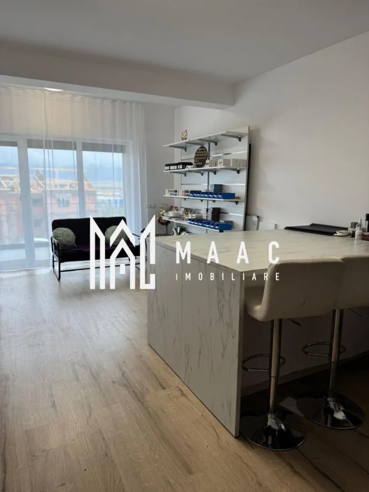 Apartament 1 camera I Parter I Constructie Noua I DaVinci - Se oferă spre vânzare o garsonieră spațioasă și luminoasă, situată în ansamblul rezidențial DaVinci Homes, la intrarea în localitatea Cristian – o zonă modernă, liniștită și bine conectată cu orașul Sibiu. Proprietatea se află la parter și are o suprafață utilă de 37,54 mp, la care se adaugă o logie de 7,8 mp, prevăzută cu sticlă securizată și orientare sudică, ideală pentru relaxare. Garsoniera se predă la cheie, cu pardoseală finisată cu parchet și baie complet amenajată, fiind pregătită pentru mobilare și mutare imediată. Dotări și beneficii: Încălzire în pardoseală Izolație exterioară cu vată bazaltică Jaluzele electrice Loc de parcare inclus în preț Construcție nouă, de calitate superioară O alegere excelentă atât pentru locuit, cât și pentru investiție, într-un cartier modern, cu acces rapid către Sibiu și facilități urbane. Pentru informati si vizionari: ID: CP2763230 }}