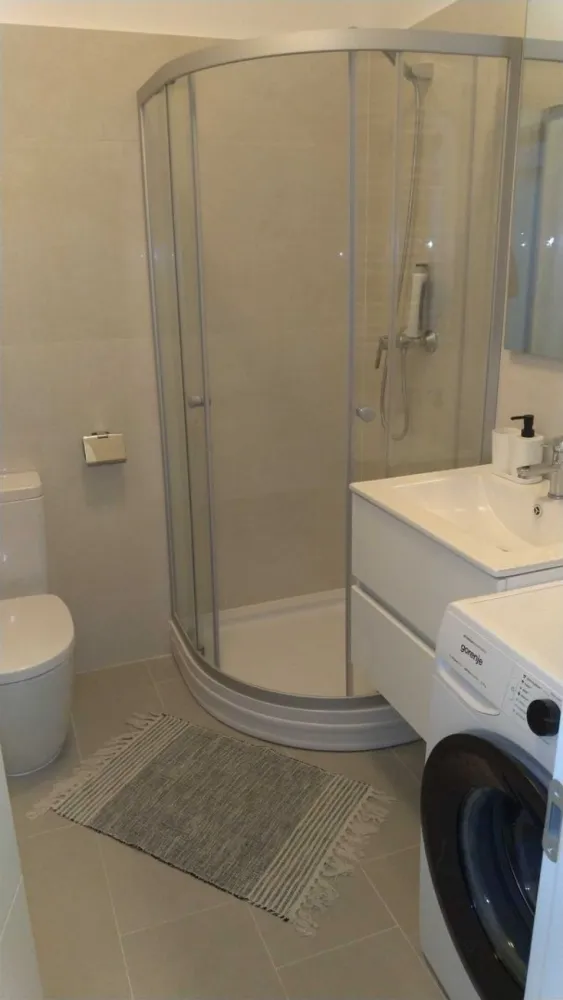 Inchiriez apartament nou 3 camere + 2 băi, lângă parcul Titănel - Apartament nou nouț, 3 camere, cu un master bedroom și o baie de serviciu. Bloc nou, mobilă nouă și electrocasnice (inclusiv mașina de spălat vase si aer condiționat) in totalitate noi, la prima închiriere. Apartamentul este luminos si are un balcon foarte spațios. Zonă liniștită și verde, la 50m de parcul Titanel. Foarte aproape de policlinica Titan, de școli, grădinițe, creșe și magazine/supermarketuri. Aproape de stațiile de metrou Titan si N. Grigorescu (cca. 15 min. de mers pe jos), si de statia STB 102, 254, 331 (cca. 7 min de mers pe jos). Blocul are locuri de inchiriat pentru parcare interioară și exterioară. De asemenea, se poate închiria o boxă la subsol pentru spațiu de depozitare adițional. Nu acceptăm fumători și nu acceptăm animale de companie.