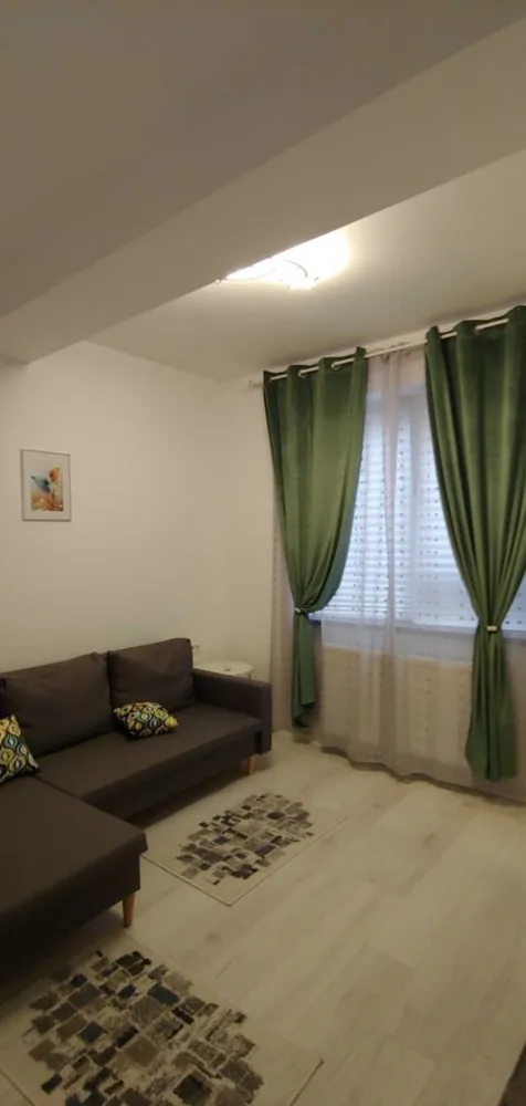 Inchiriez apartament nou 3 camere + 2 băi, lângă parcul Titănel - Apartament nou nouț, 3 camere, cu un master bedroom și o baie de serviciu. Bloc nou, mobilă nouă și electrocasnice (inclusiv mașina de spălat vase si aer condiționat) in totalitate noi, la prima închiriere. Apartamentul este luminos si are un balcon foarte spațios. Zonă liniștită și verde, la 50m de parcul Titanel. Foarte aproape de policlinica Titan, de școli, grădinițe, creșe și magazine/supermarketuri. Aproape de stațiile de metrou Titan si N. Grigorescu (cca. 15 min. de mers pe jos), si de statia STB 102, 254, 331 (cca. 7 min de mers pe jos). Blocul are locuri de inchiriat pentru parcare interioară și exterioară. De asemenea, se poate închiria o boxă la subsol pentru spațiu de depozitare adițional. Nu acceptăm fumători și nu acceptăm animale de companie.
