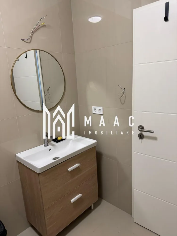 Apartament 1 camera I Parter I Constructie Noua I DaVinci - Se oferă spre vânzare o garsonieră spațioasă și luminoasă, situată în ansamblul rezidențial DaVinci Homes, la intrarea în localitatea Cristian – o zonă modernă, liniștită și bine conectată cu orașul Sibiu. Proprietatea se află la parter și are o suprafață utilă de 37,54 mp, la care se adaugă o logie de 7,8 mp, prevăzută cu sticlă securizată și orientare sudică, ideală pentru relaxare. Garsoniera se predă la cheie, cu pardoseală finisată cu parchet și baie complet amenajată, fiind pregătită pentru mobilare și mutare imediată. Dotări și beneficii: Încălzire în pardoseală Izolație exterioară cu vată bazaltică Jaluzele electrice Loc de parcare inclus în preț Construcție nouă, de calitate superioară O alegere excelentă atât pentru locuit, cât și pentru investiție, într-un cartier modern, cu acces rapid către Sibiu și facilități urbane. Pentru informati si vizionari: ID: CP2763230 }}